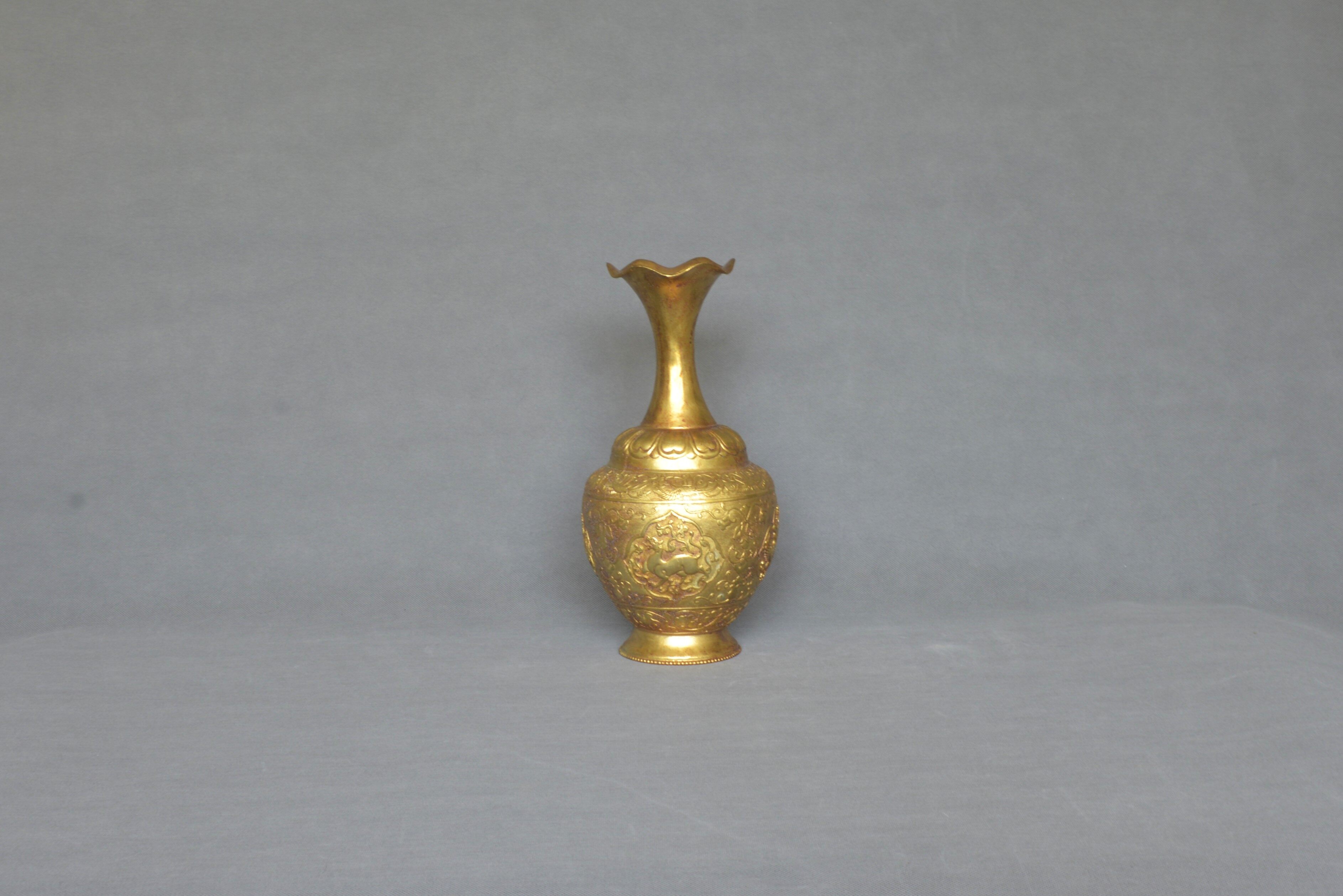 Gilded and Chased Four Divine Creatures Pattern Flower-Mouthed Vase, Tang Dynasty Zhenguan Period 27×13×8.5×9cm