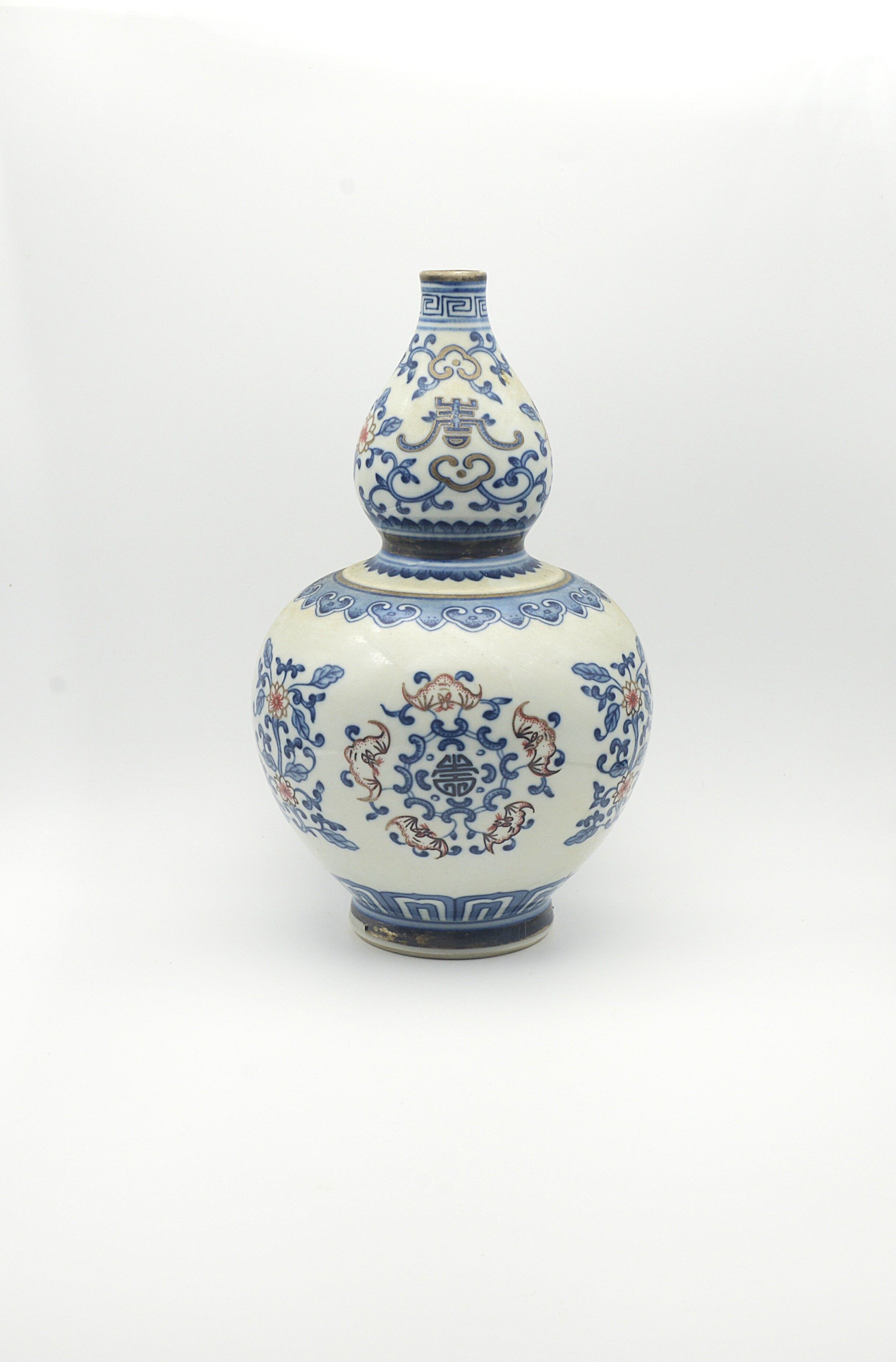 Blue and White with Gilded Outline and Iron Red Five Bats Surrounding the Longevity Gourd Vase, Height 25cm, Body Diameter 16cm, Mouth Diameter 2.3cm, Base Diameter 7.5cm