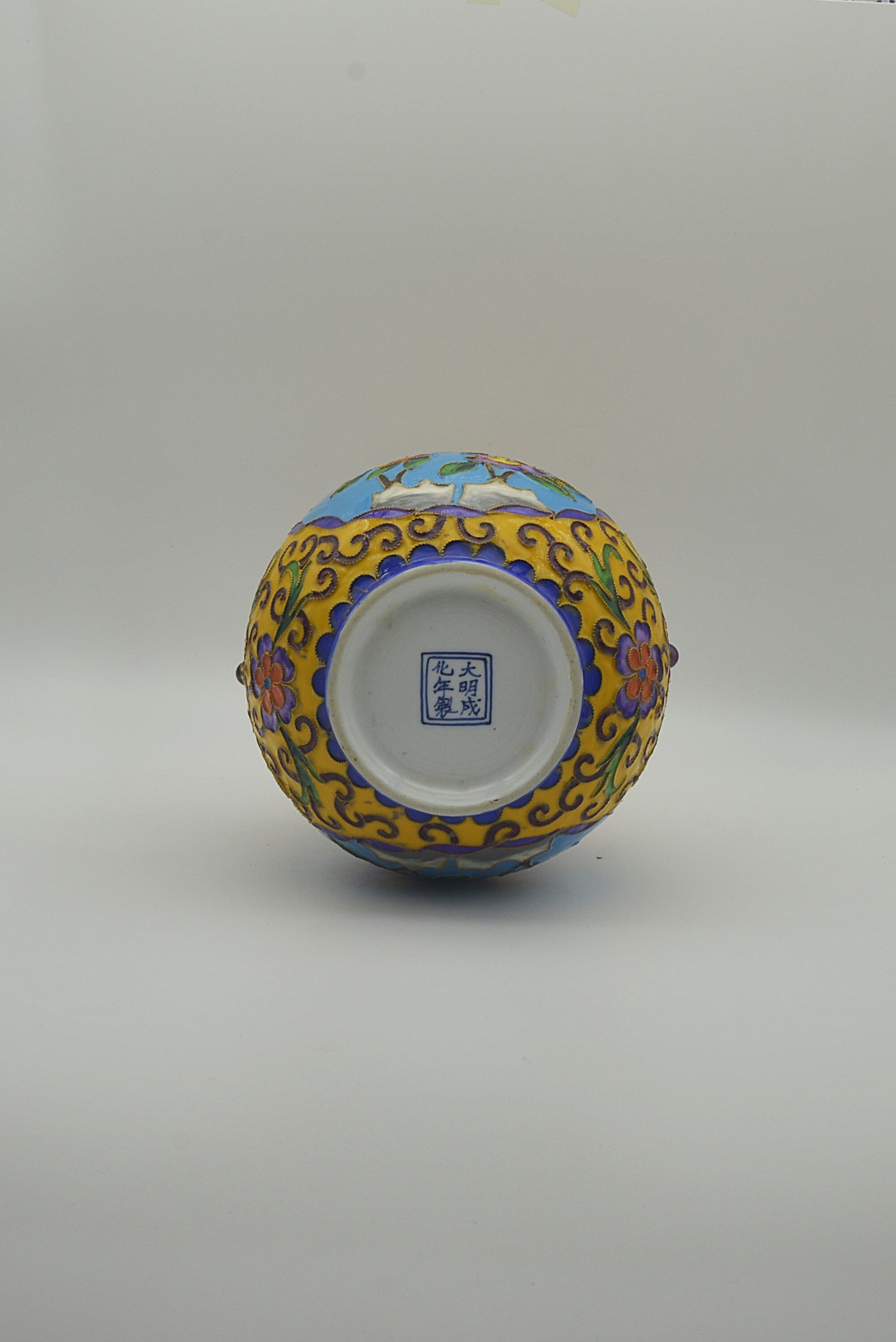 A cloisonné enamel vase with floral motifs on porcelain, in the style of the Chenghua period, Ming Dynasty 23.5×13×6.3×7.5cm - 4