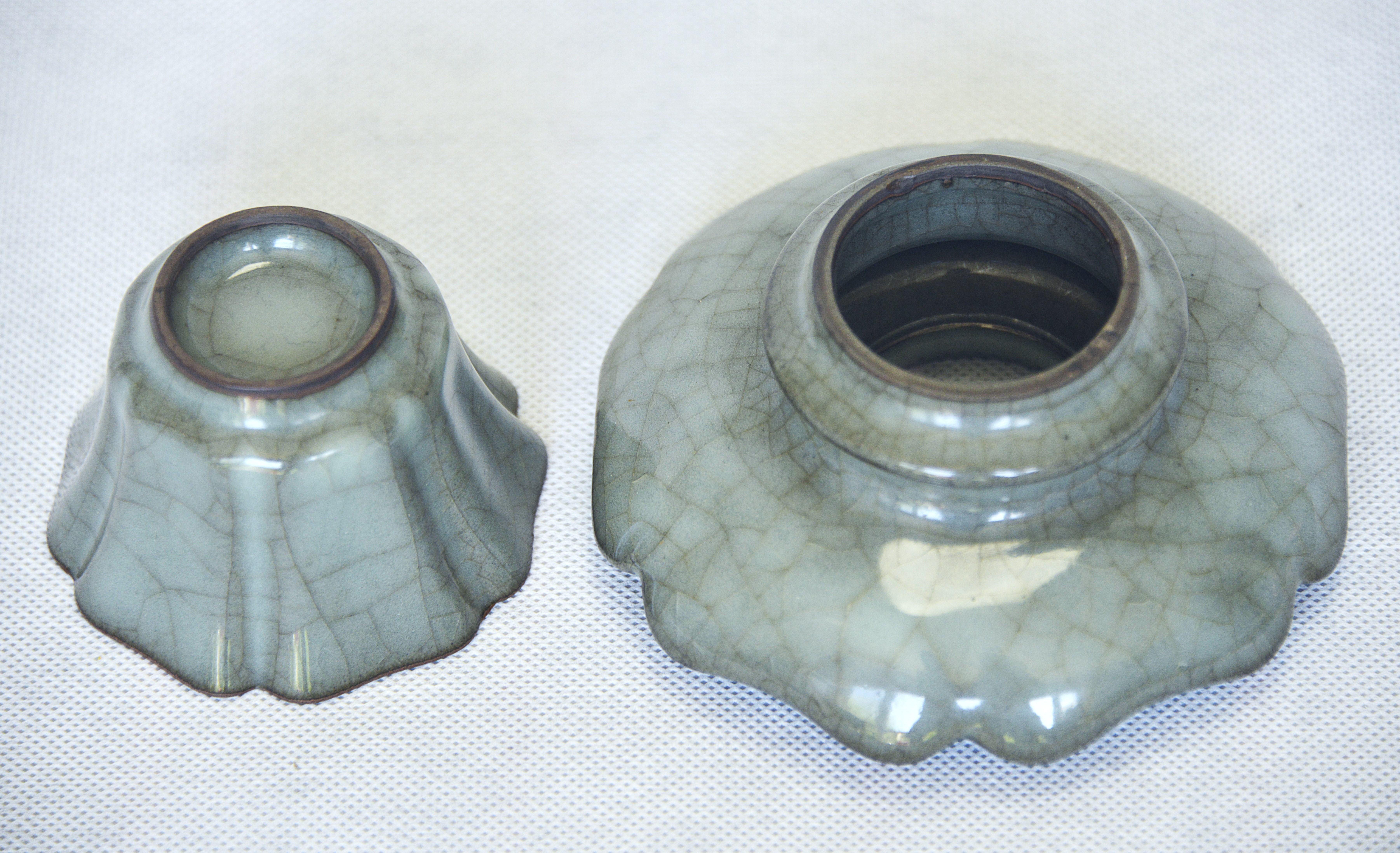 Guan Kiln Crackle Flower-Rim Tea Cup and Stand Set (1 pc). Height 10.5cm, Cup Height 5.5 cm, Rim Diameter 8 cm. Base Height 6 cm, Diameter 12.5cm, Bottom Diameter 5.3 cm - 3