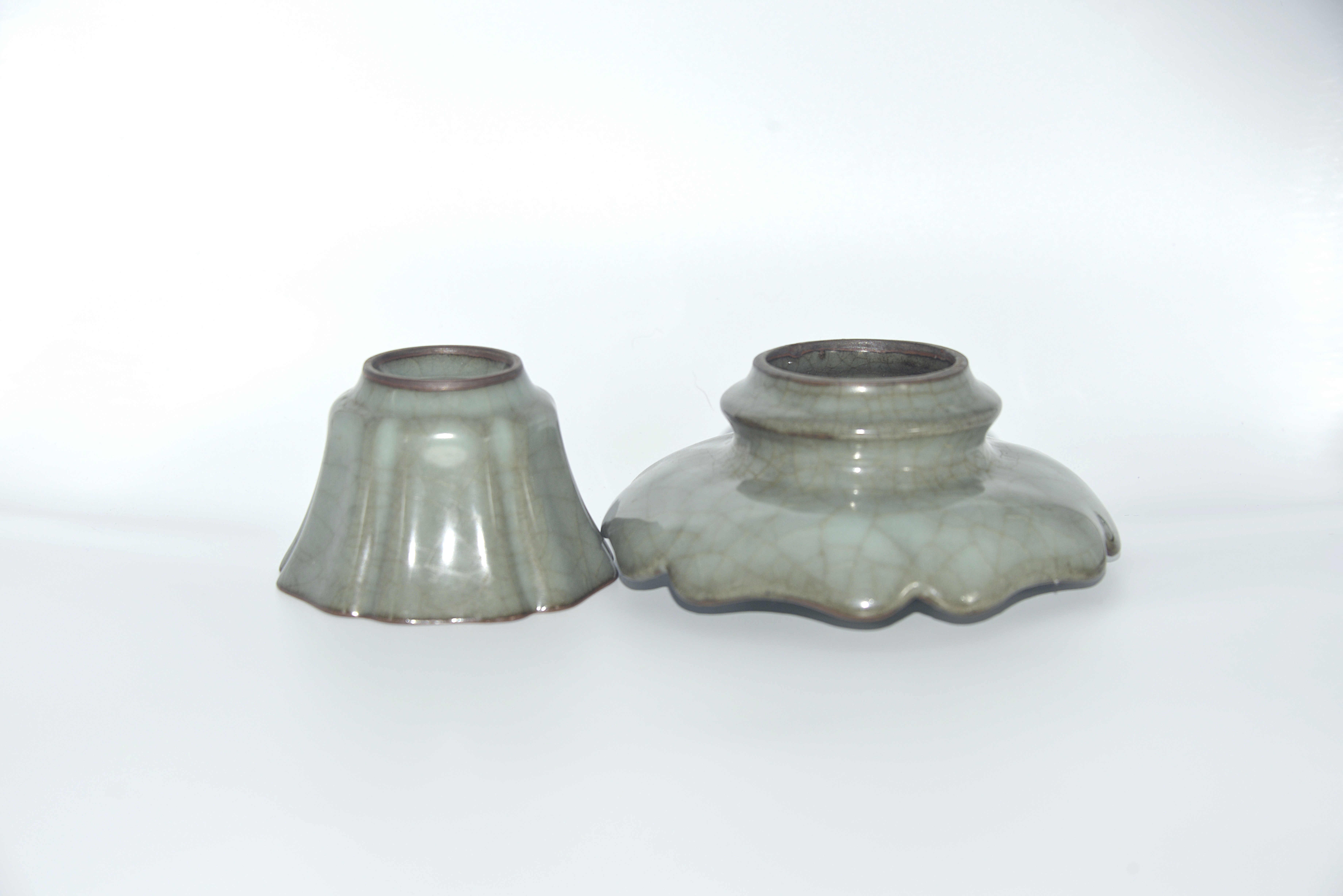 Official Kiln Crackled Flower-Rim Tea Bowl Set: Height 10.5cm, Cup Height 5.5 cm, Rim Diameter 8 cm. Base Height 6 cm, Diameter 12.5cm, Bottom Diameter 5.3 cm - 6