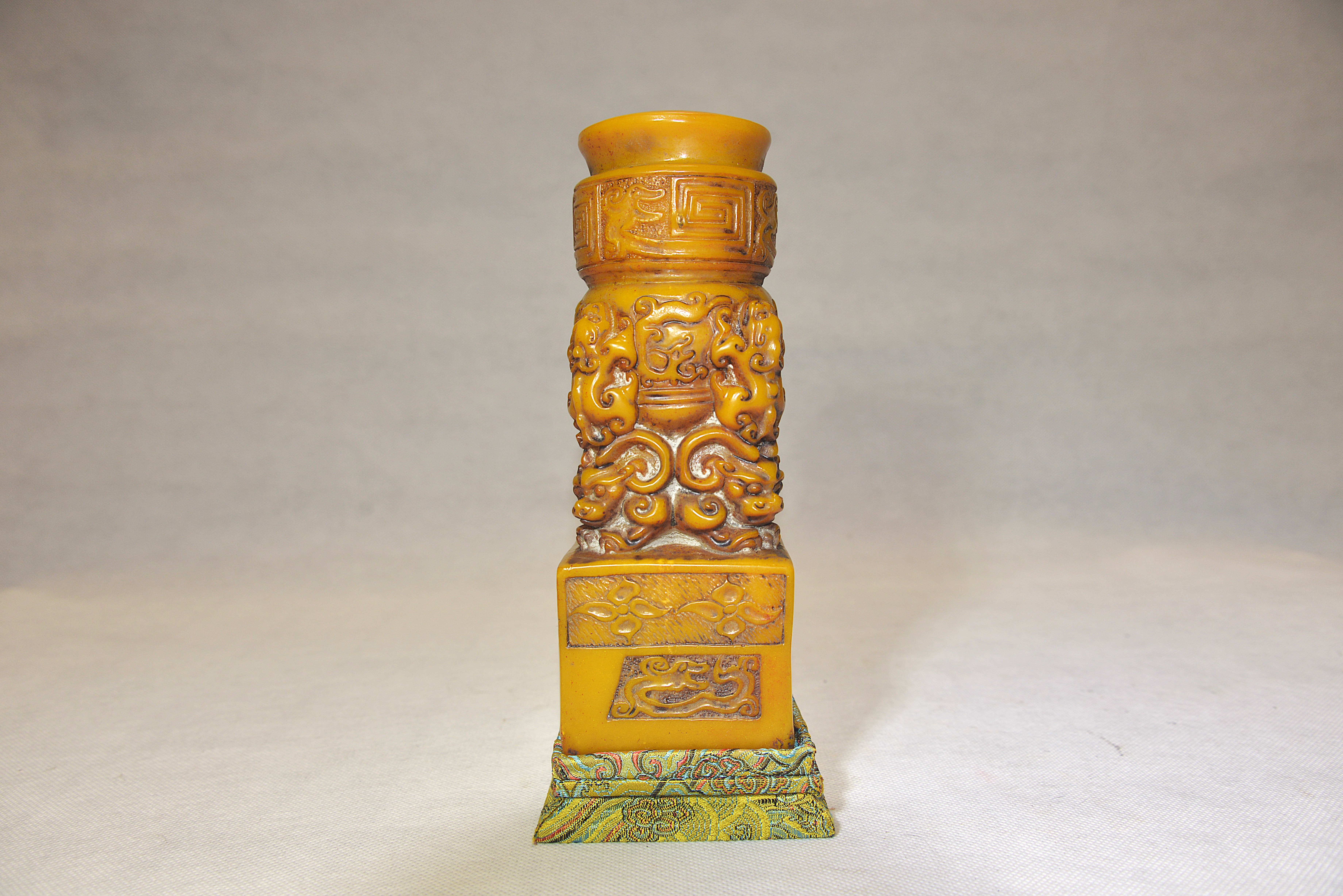 寿山田黄石立体浮雕群螭龙回纹塔式四方玉玺印章  21×7.7×7.7cm - 3