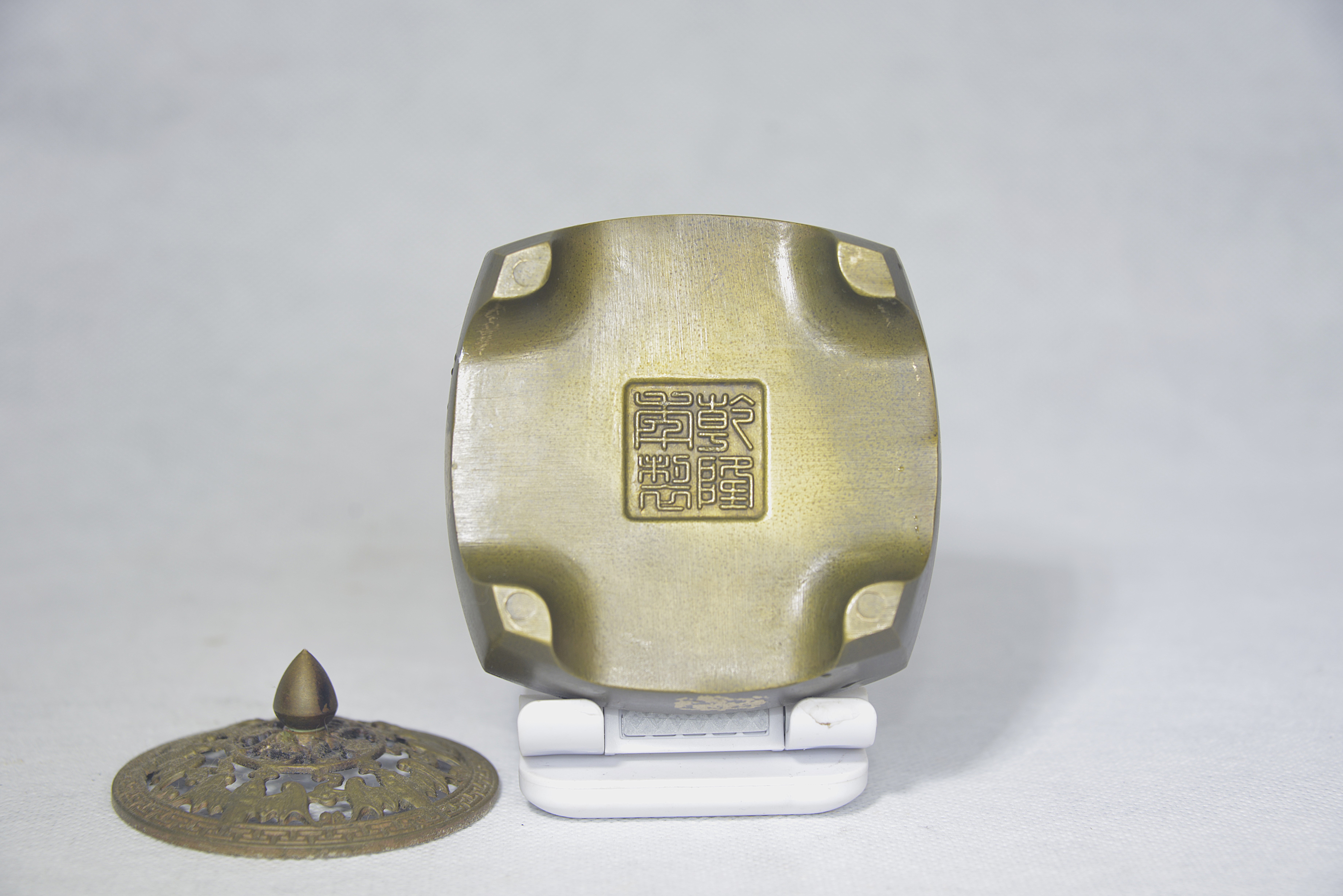 Copper Dot Gold Square with Slanted Corners and Openwork Bat-pattern Incense Burner 5.5×8×9×9cm - 2
