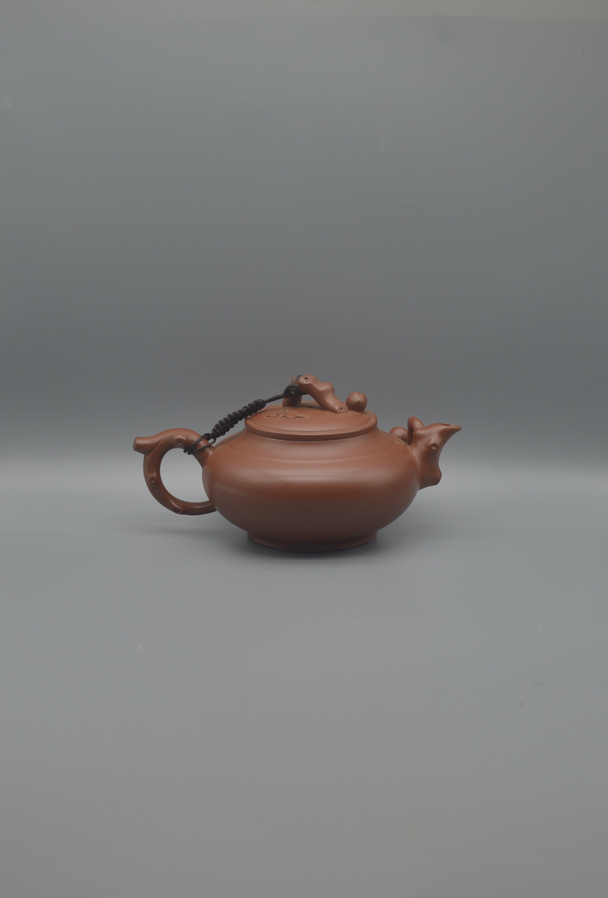 Jiang Rong-made Zhu Ni Shou Tao Purple Clay Teapot (Shou Tao Pot) 400cc - 6