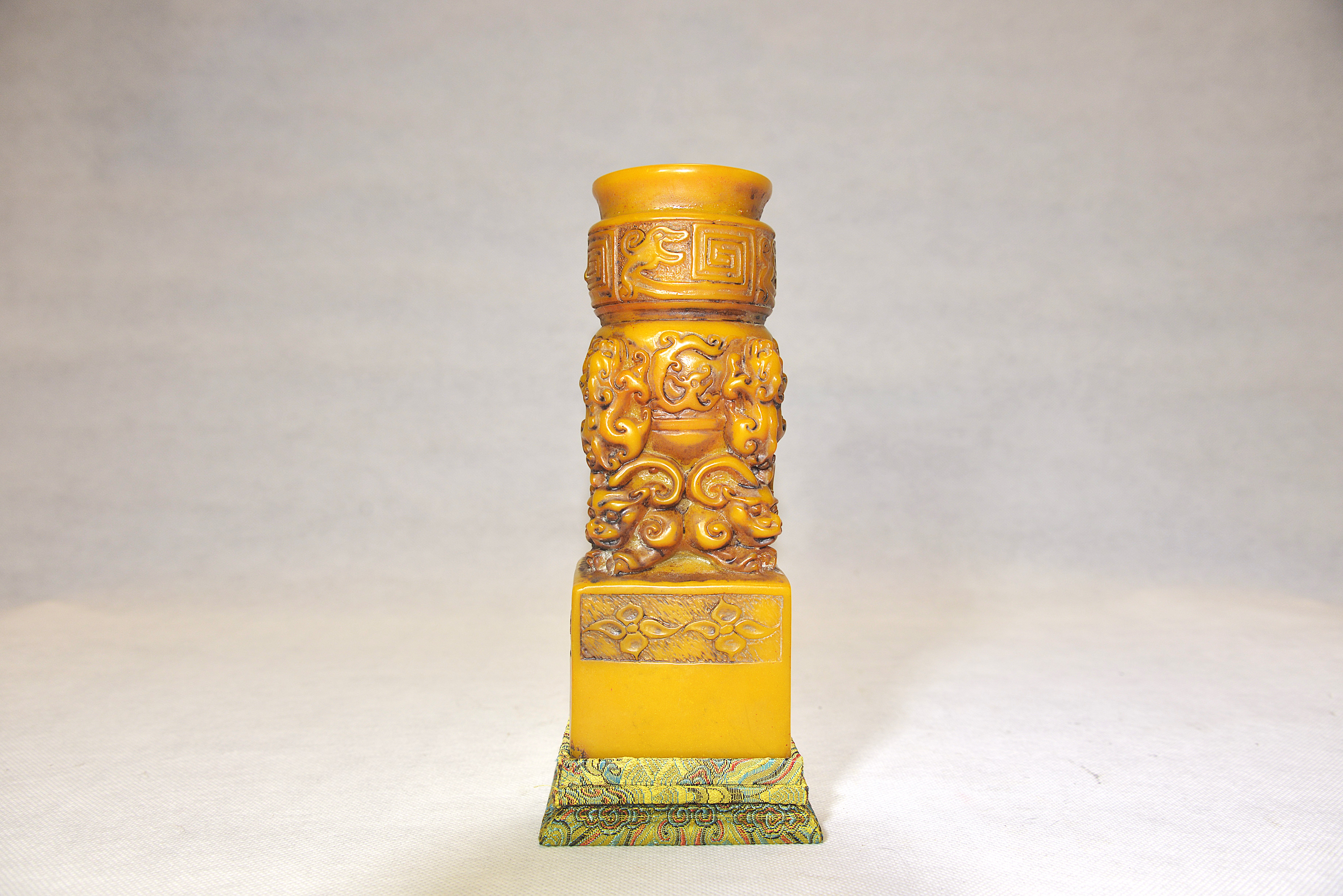 寿山田黄石立体浮雕群螭龙回纹塔式四方玉玺印章  21×7.7×7.7cm - 4