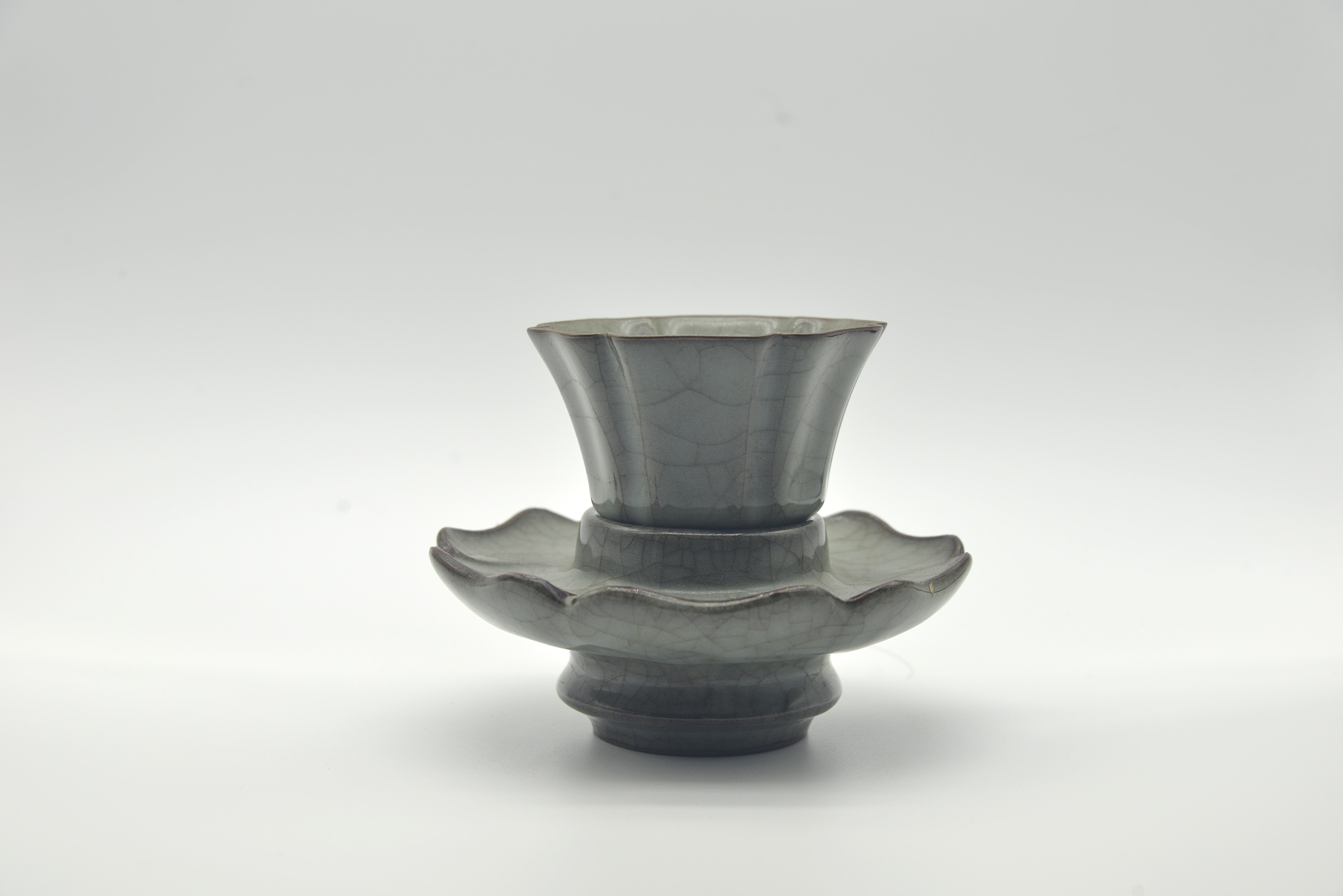 Official Kiln Crackled Flower-Rim Tea Bowl with Saucer (Set) Cup height 10.5cm, total height 1.5 cm, rim diameter 8 cm; Base height 6 cm, base diameter 12.5cm, bottom diameter 5.3 cm