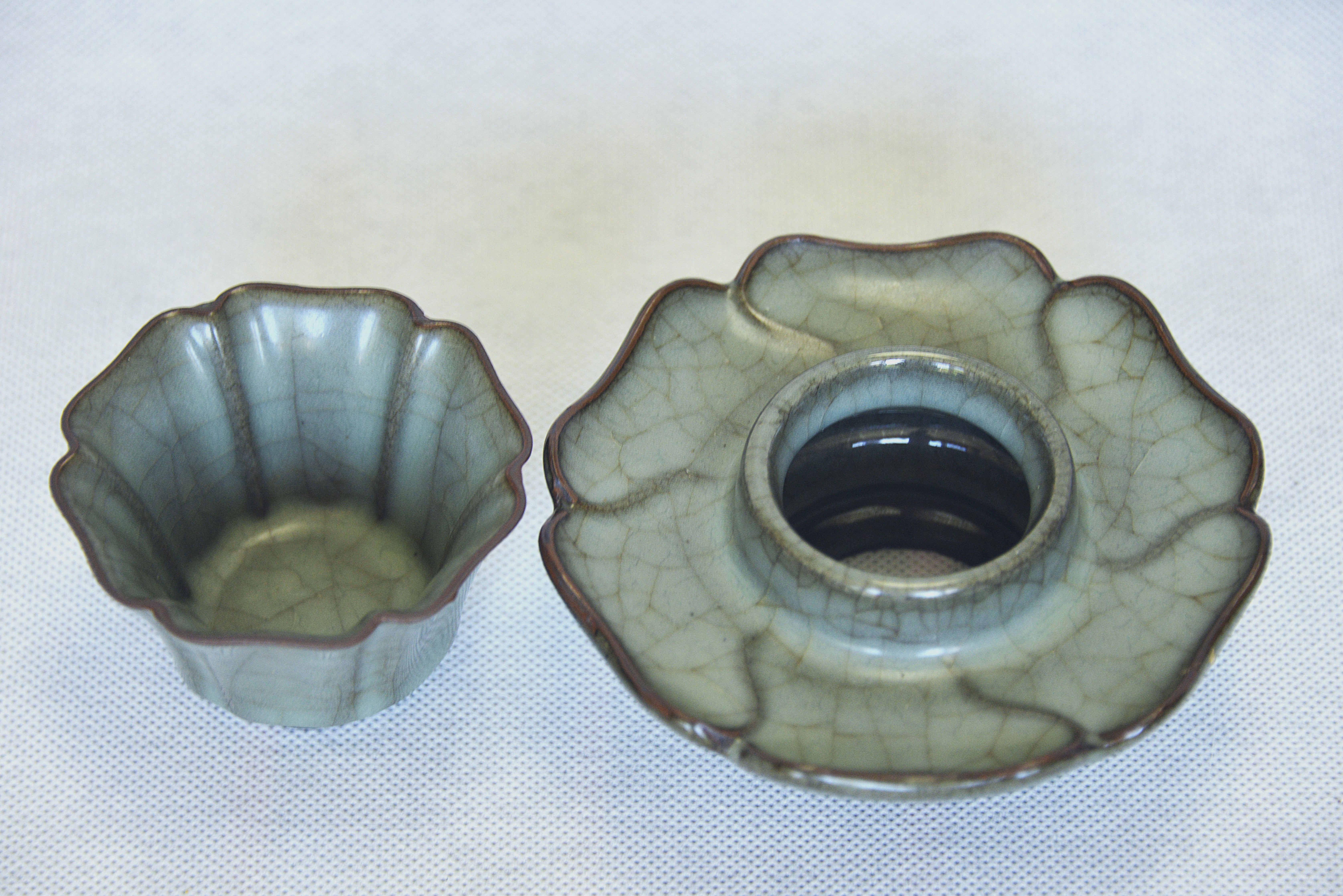 Guan Kiln Crackle Flower-Rim Tea Cup and Stand Set (1 pc). Height 10.5cm, Cup Height 5.5 cm, Rim Diameter 8 cm. Base Height 6 cm, Diameter 12.5cm, Bottom Diameter 5.3 cm - 2