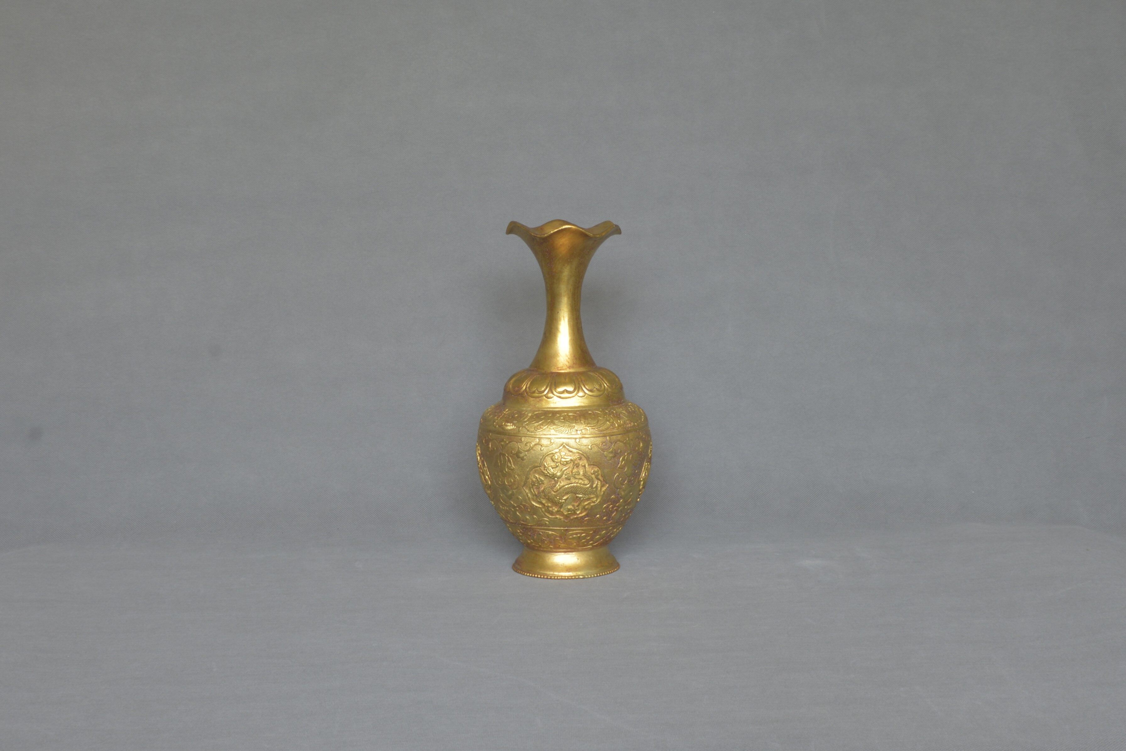 Gilt Chased Four Spiritual Beings Pattern Flared-Mouth Vase from the Zhenguan Era of the Tang Dynasty 27×13×8.5×9 cm - 2