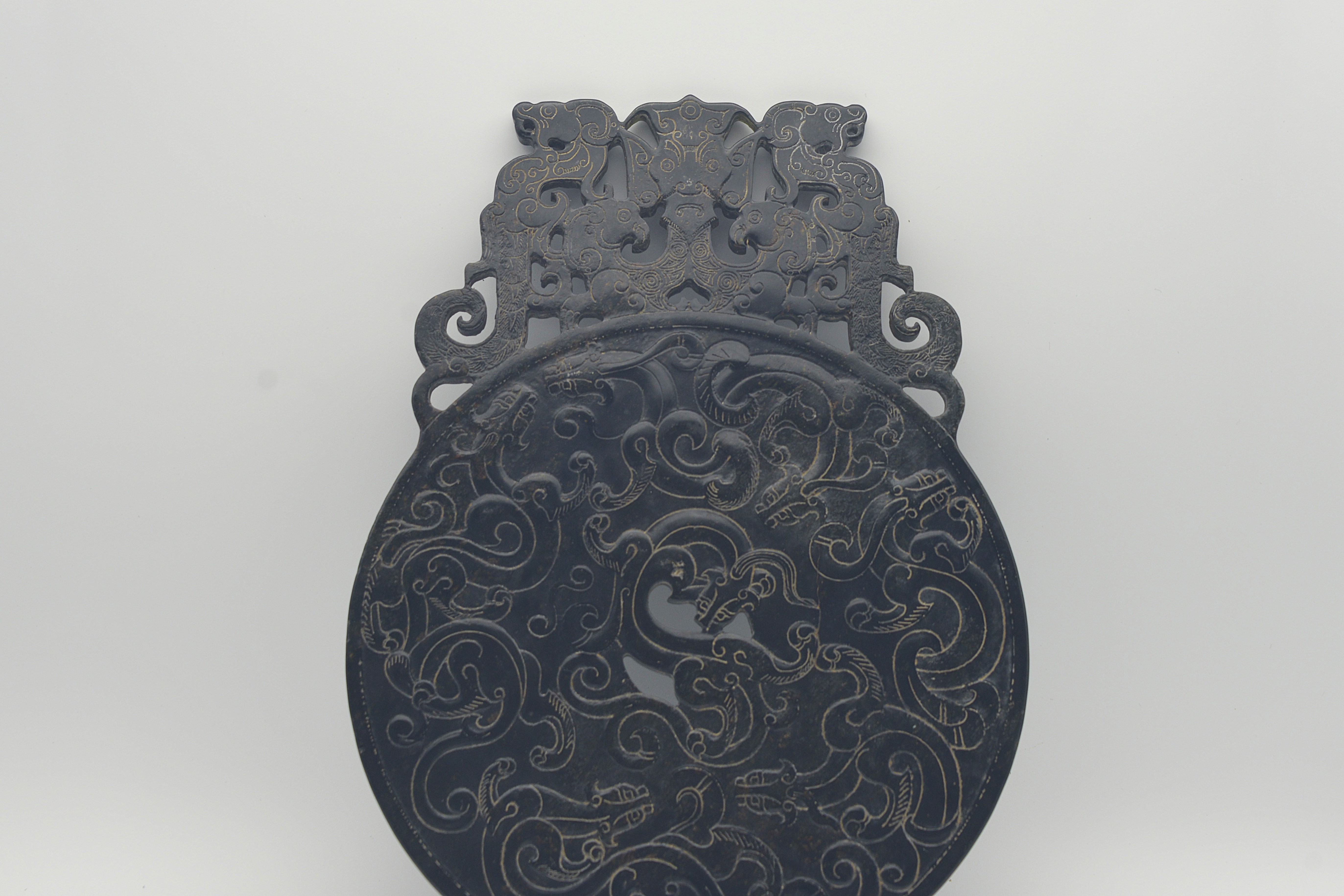 Large Jade Bi with Openwork Carvings of Dragons and Phoenixes Outside the Rim 20.5×15×0.7 cm - 3