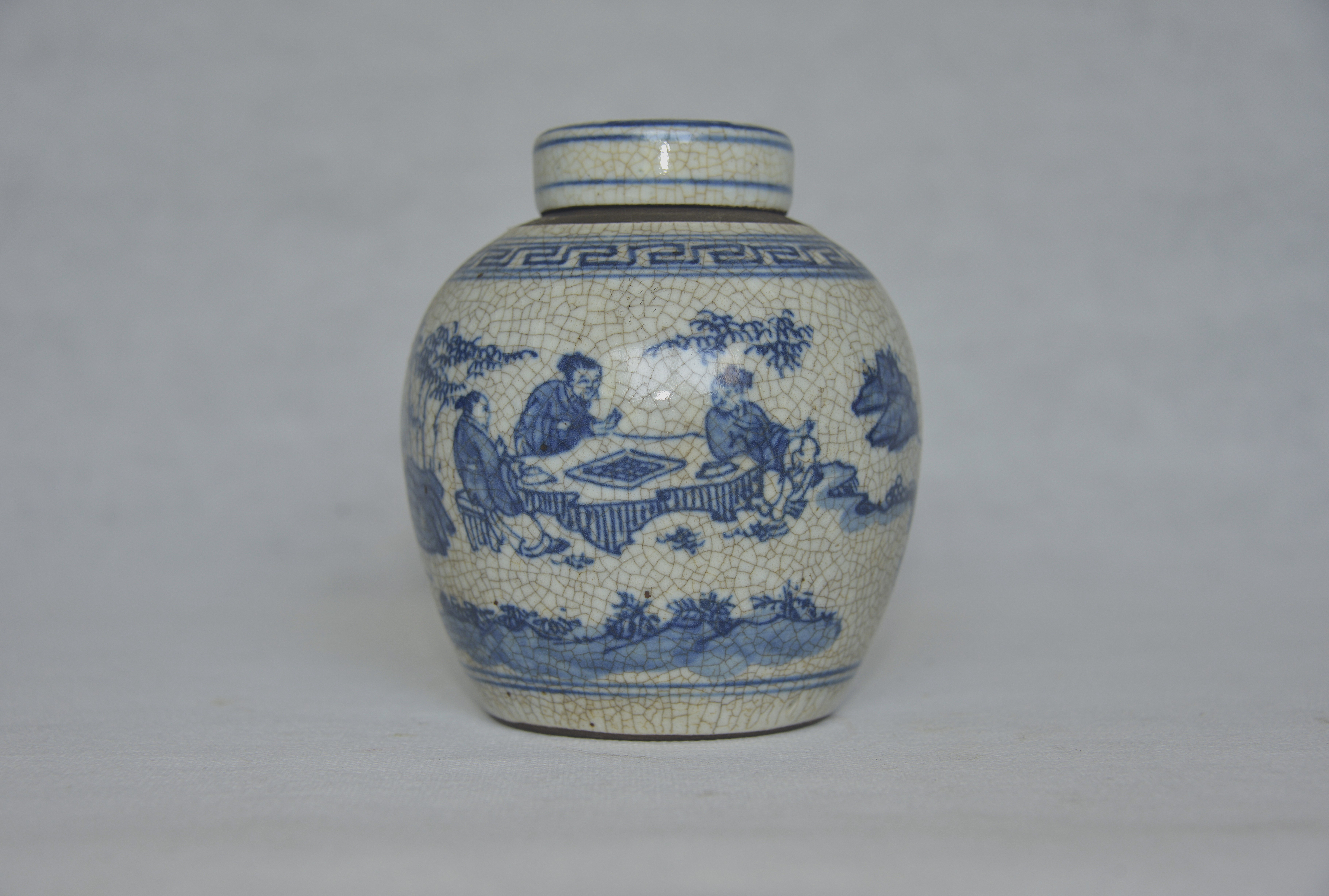 Ge Yáo Underglaze Blue Landscape and Figures Lidded Jar (Scholars Playing Chess) 14×12×9×5 cm