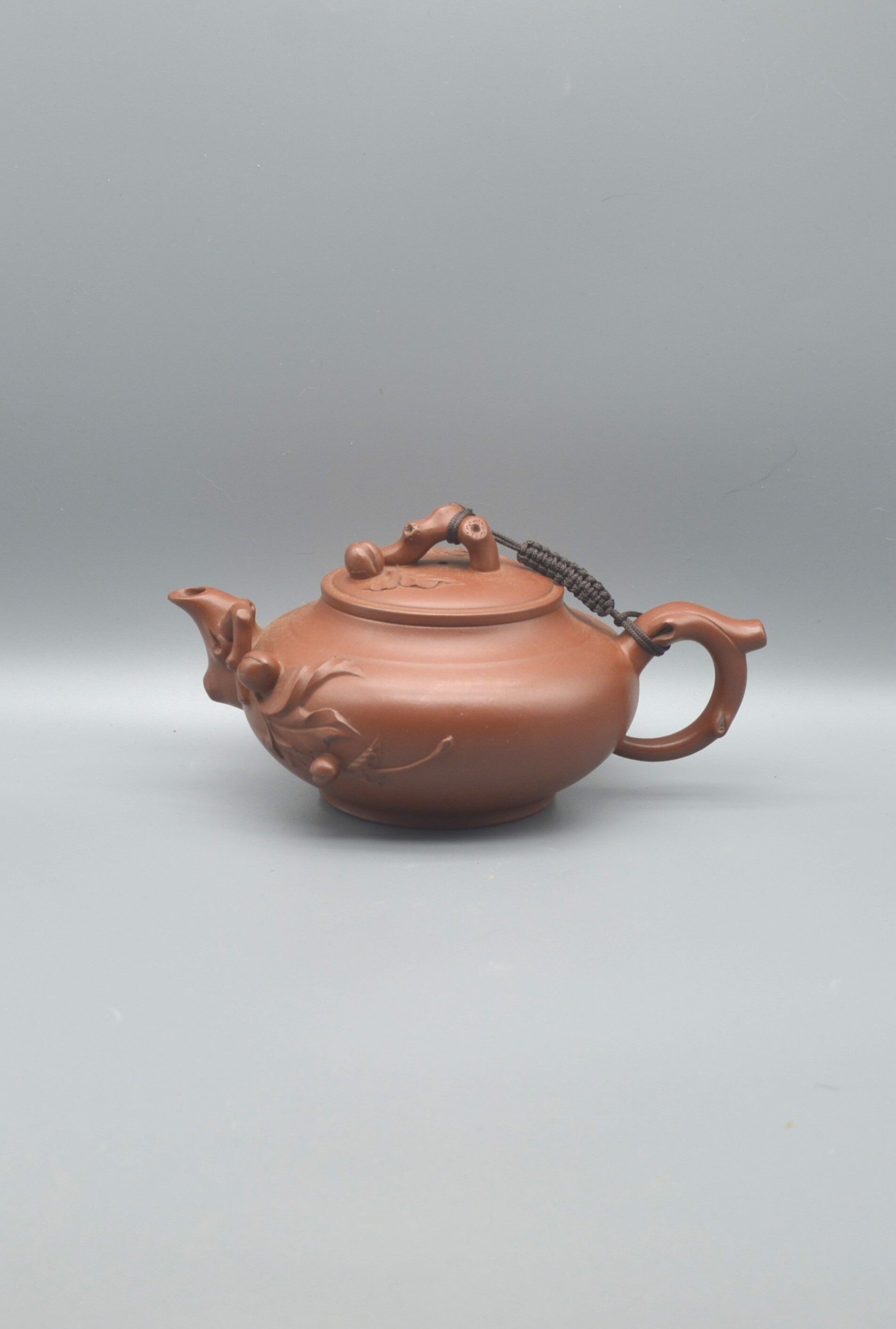 Jiang Rong-made Zhu Ni Shou Tao Purple Clay Teapot (Shou Tao Pot) 400cc