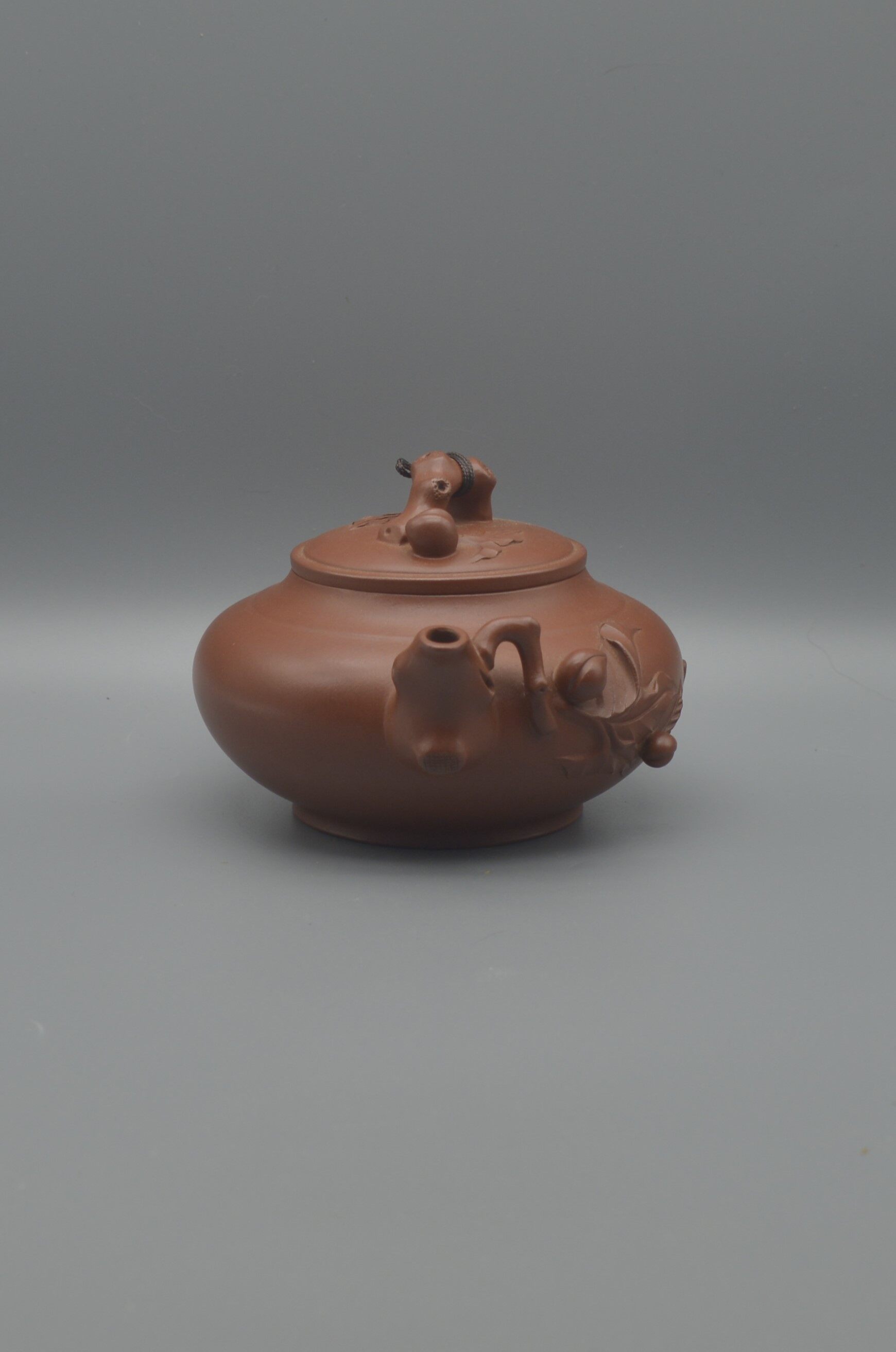 Jiang Rong-made Zhu Ni Shou Tao Purple Clay Teapot (Shou Tao Pot) 400cc - 7