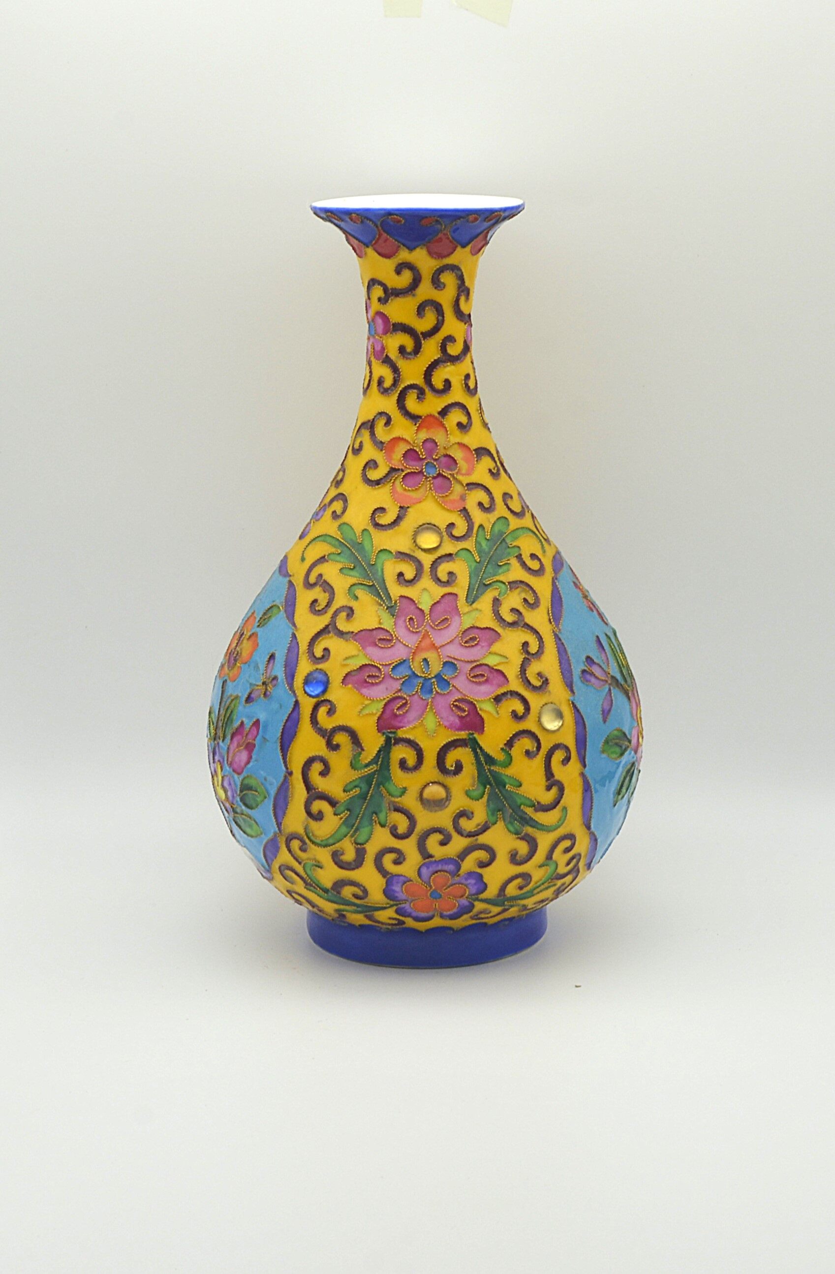 A cloisonné enamel vase with floral motifs on porcelain, in the style of the Chenghua period, Ming Dynasty 23.5×13×6.3×7.5cm - 2