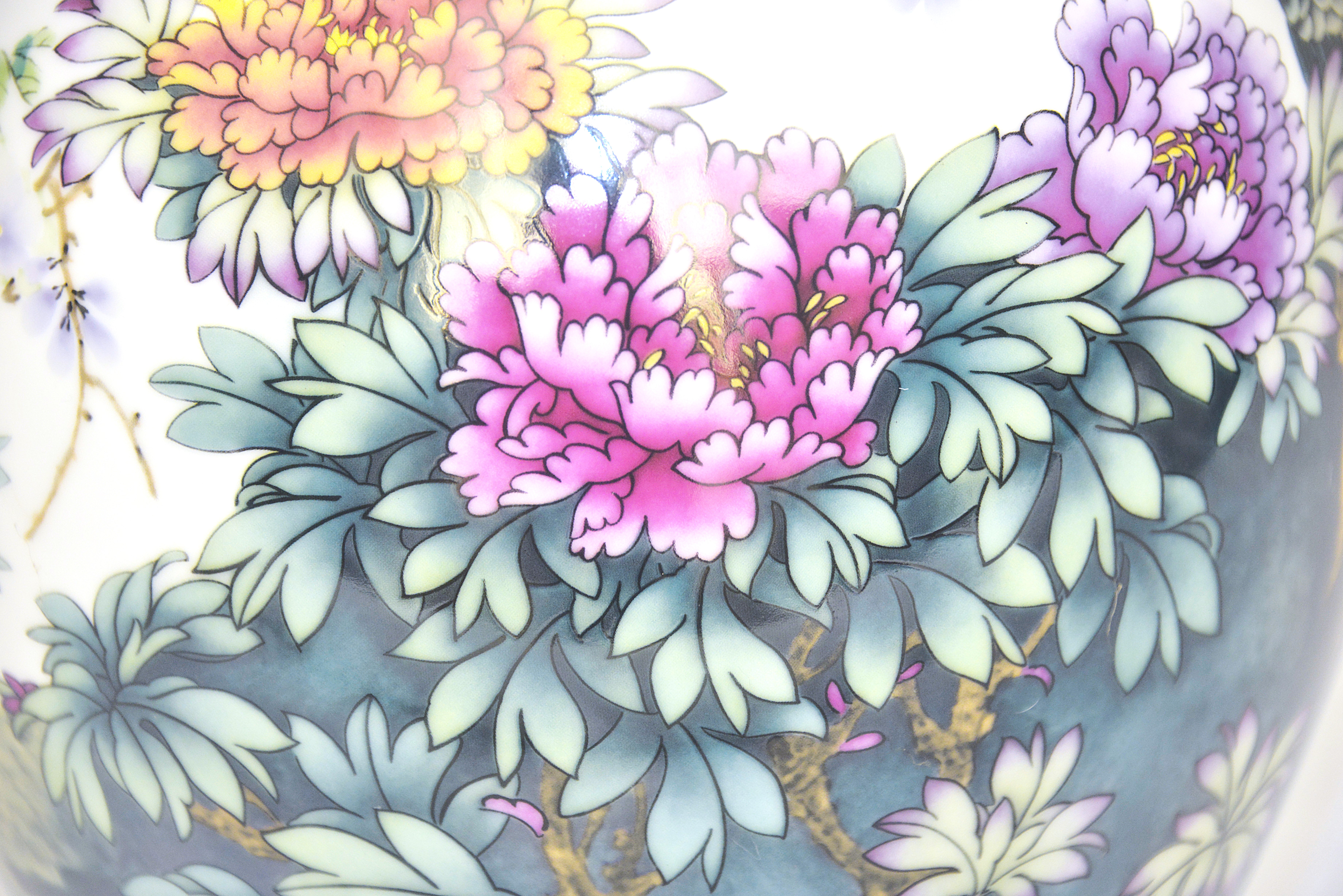 张松茂、徐亚凤合作粉彩《屏开富贵》双耳赏瓶  59×30×20×18cm - 4