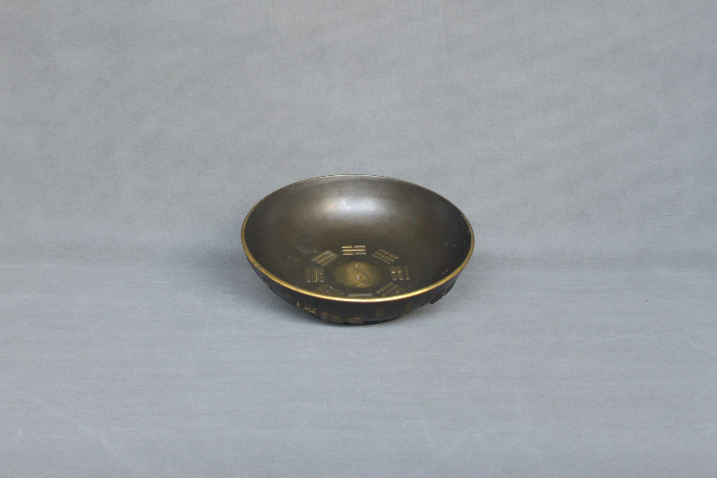 Copper Bowl with "Made in the Qianlong Reign" Mark, Taiji Bagua Design Inside and Five Cows Relief on Exterior 18×4×1 cm