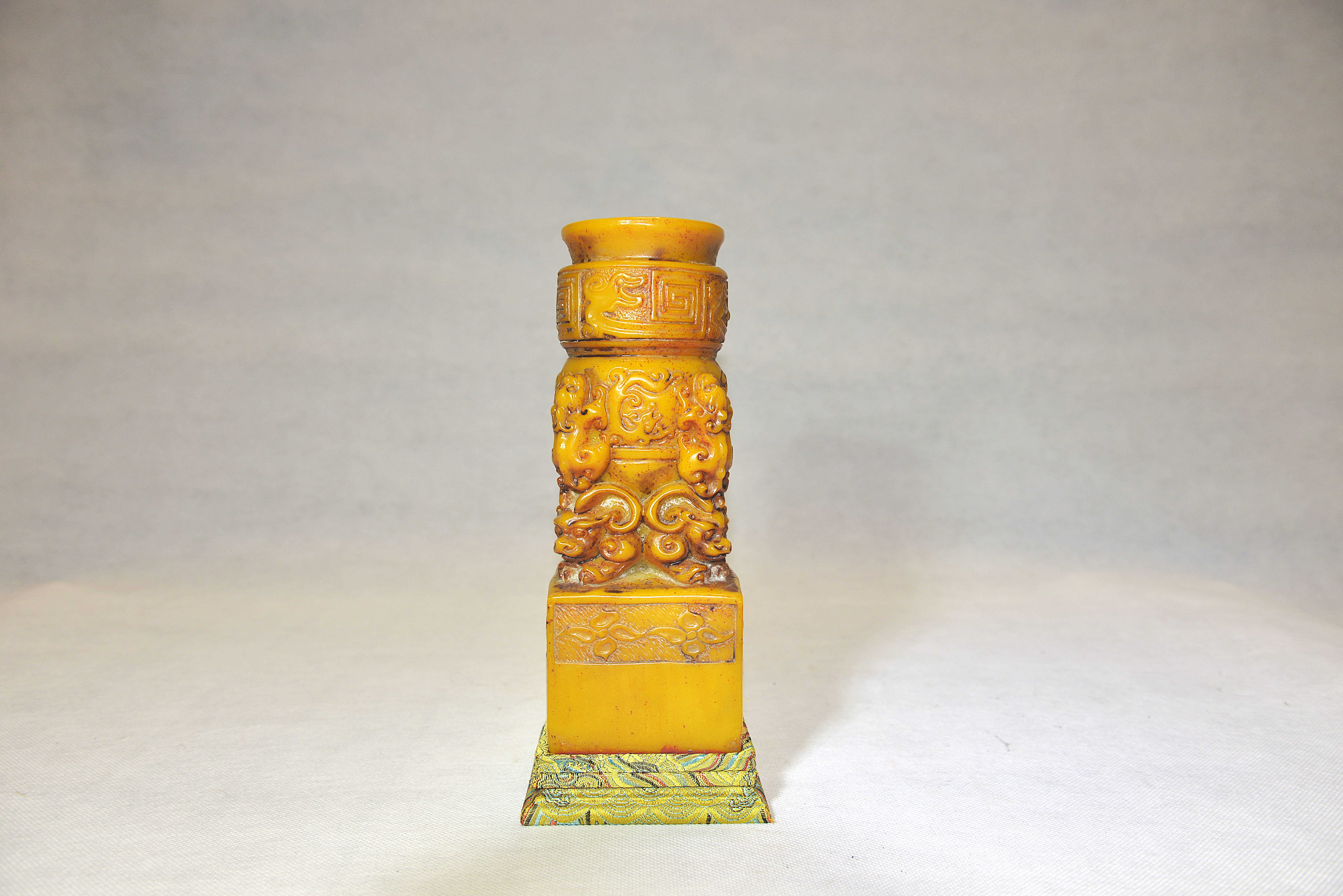 寿山田黄石立体浮雕群螭龙回纹塔式四方玉玺印章  21×7.7×7.7cm - 2