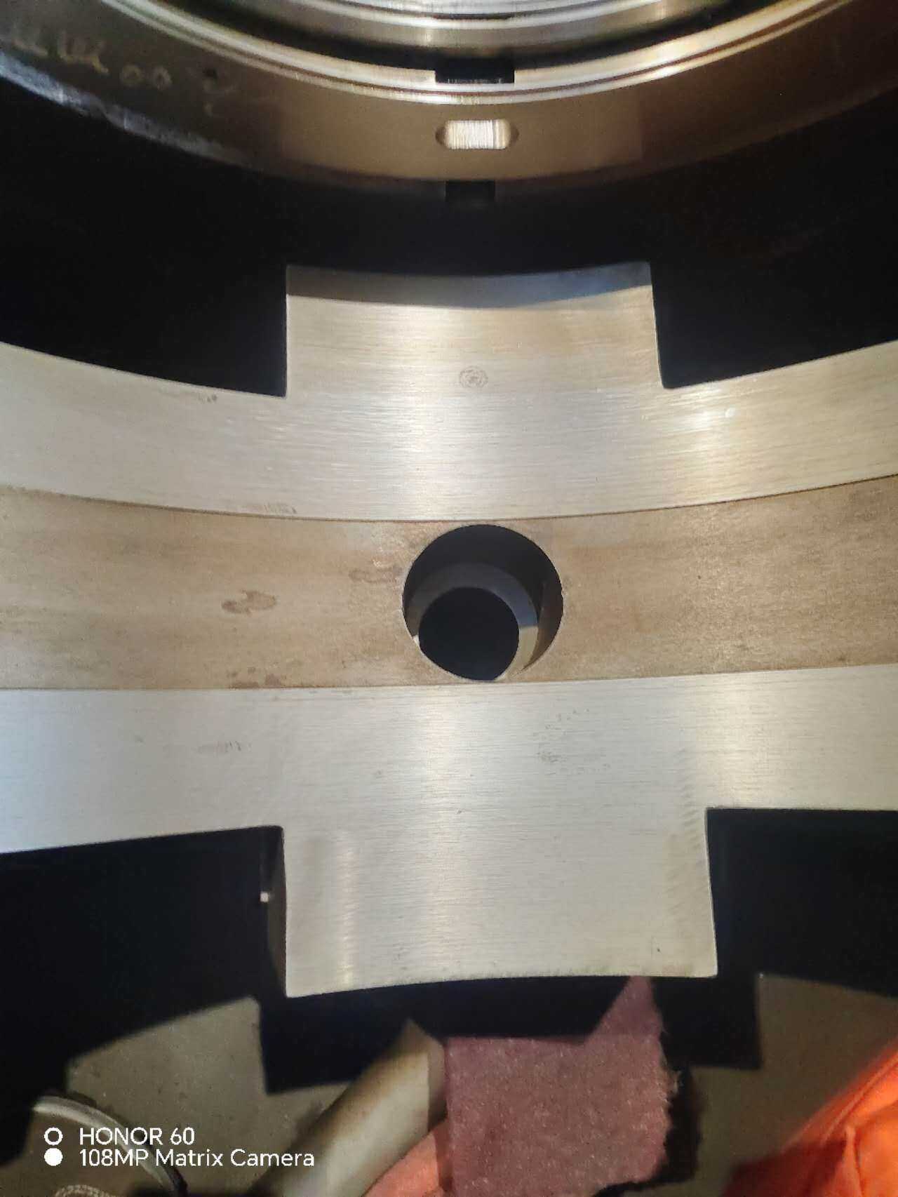 Permukaan white-metal bearing menunjukkan hasil mesin