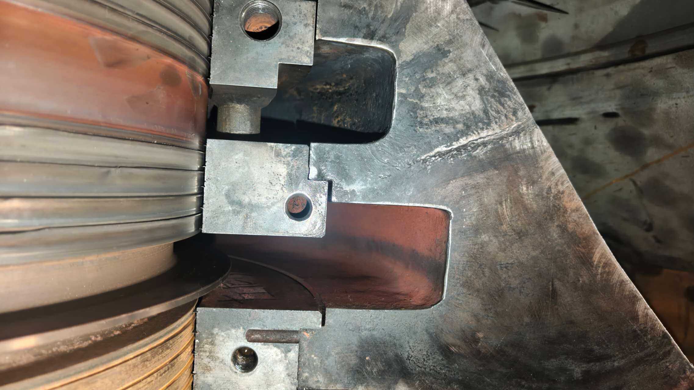 Detail area bearing dan journal menunjukkan permukaan mesin