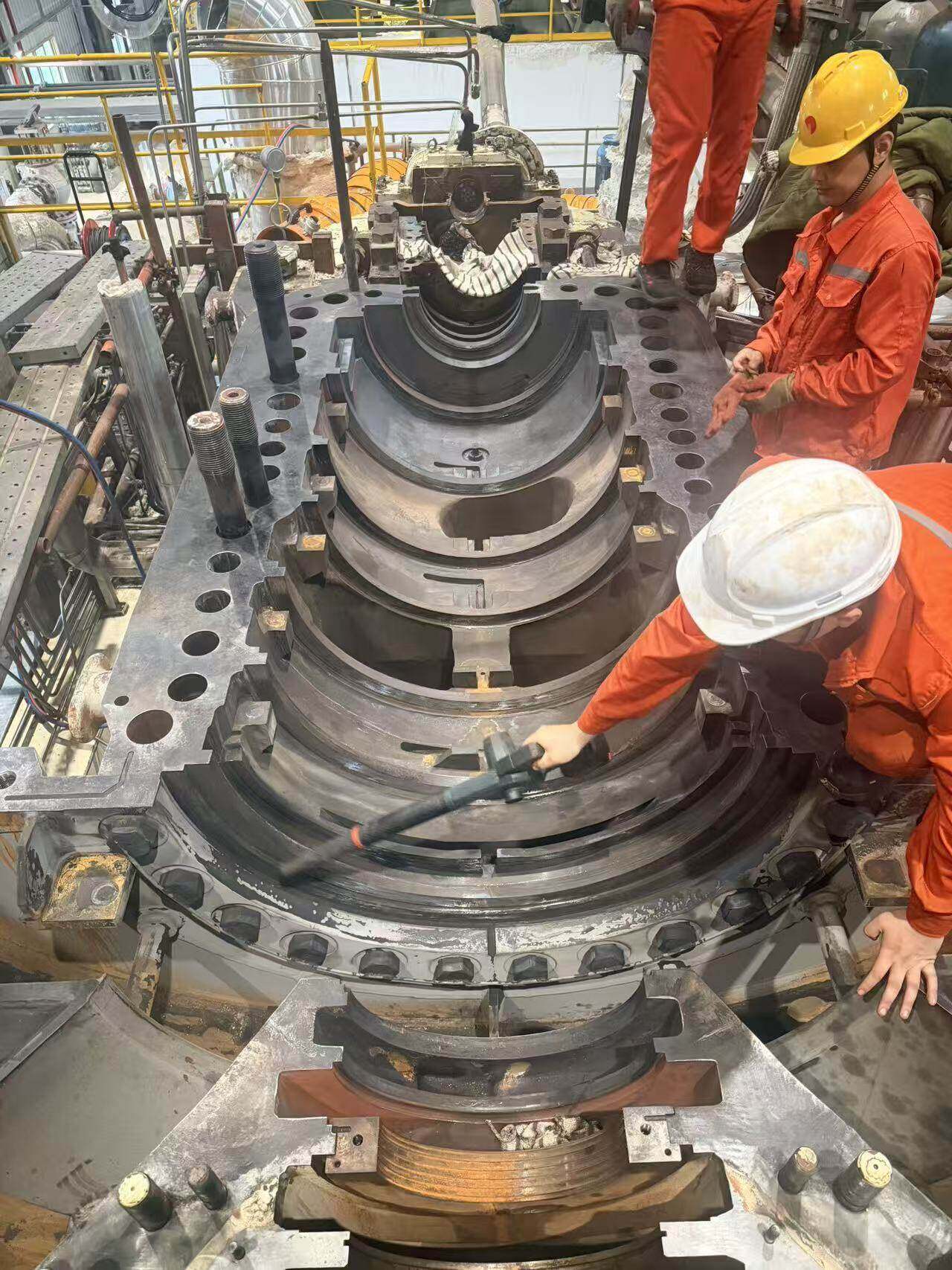 Casing turbin terbuka menunjukkan tahap diafragma dan area seal saat pembersihan