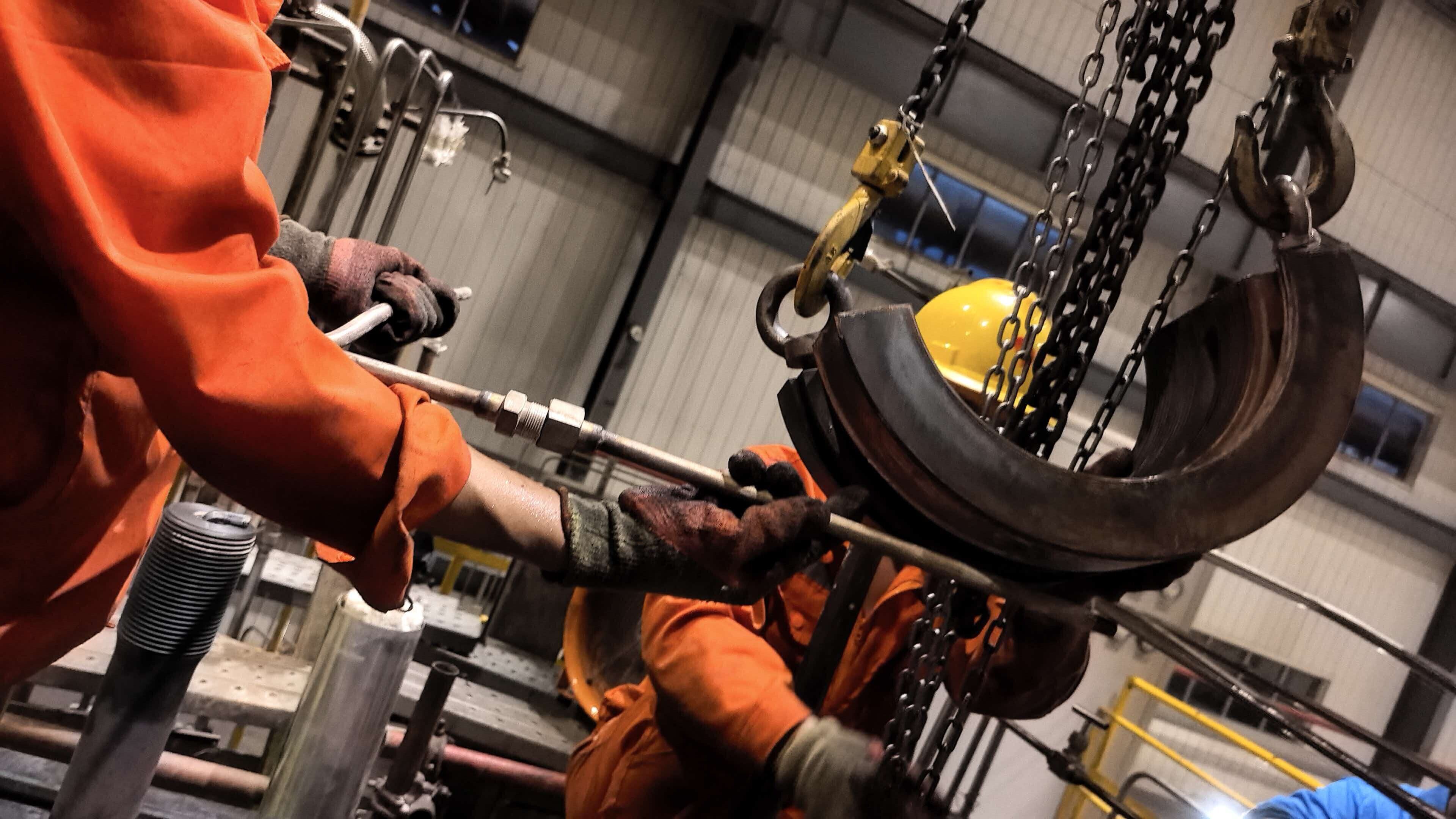 Penanganan komponen bearing dengan rantai crane saat pembongkaran turbin