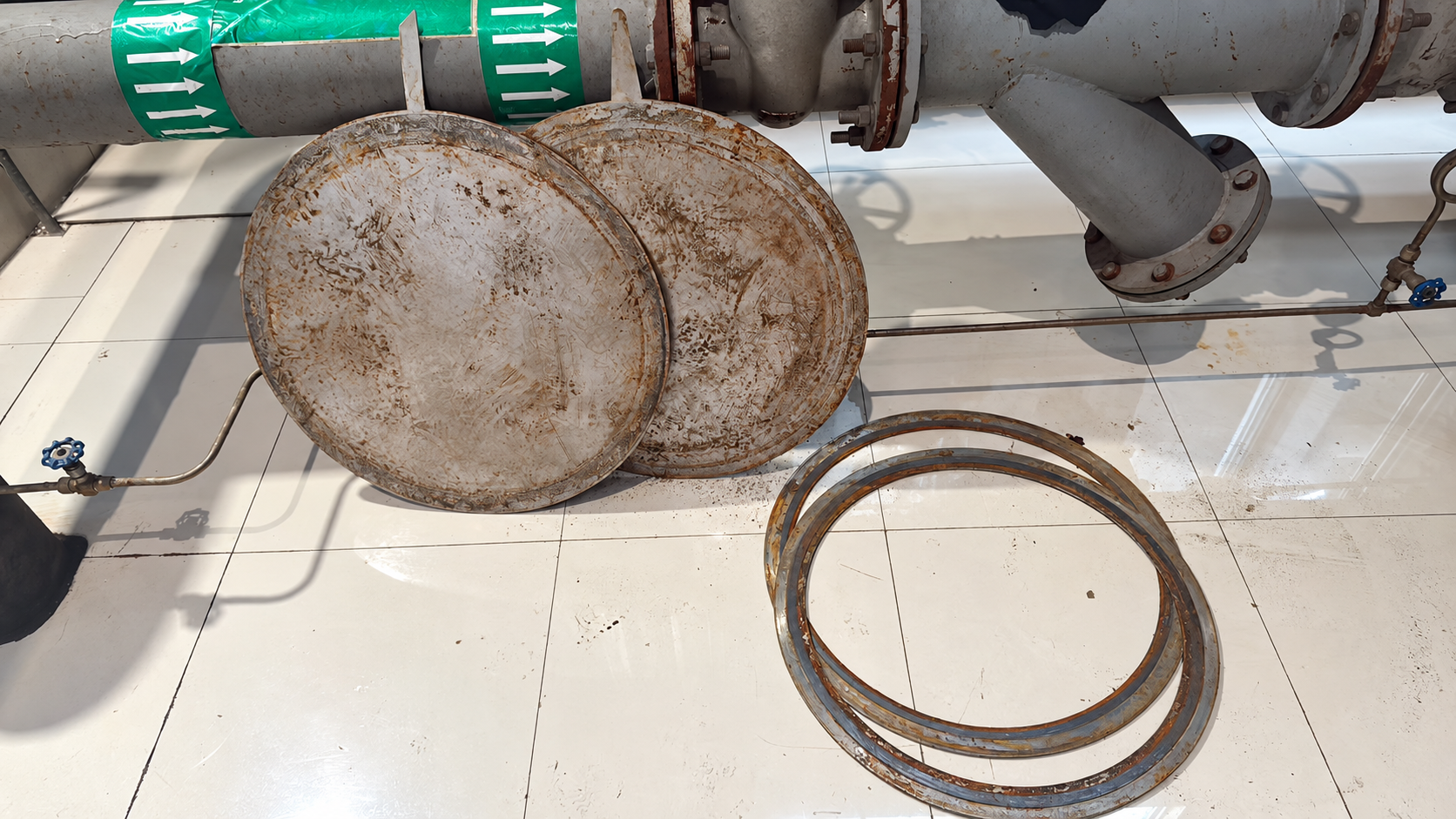 Tutup dan ring yang dilepas selama overhaul sistem bantu