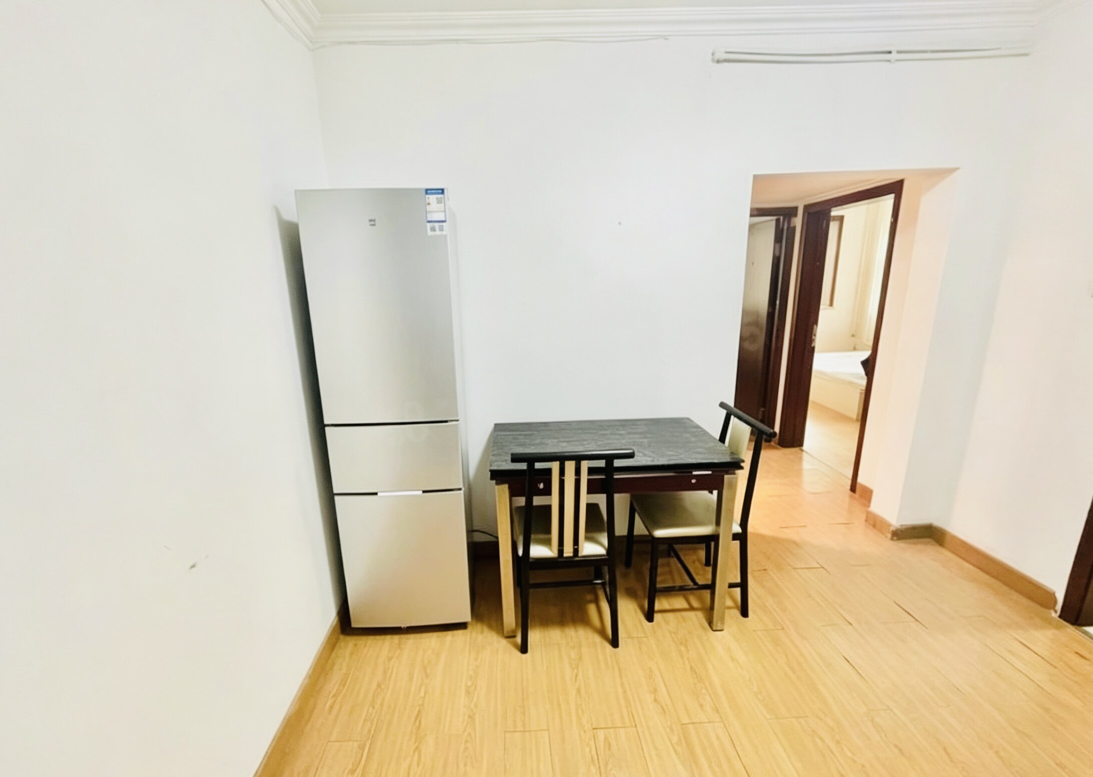 国贸CBD精装两居客厅餐厅，木地板明亮宽敞