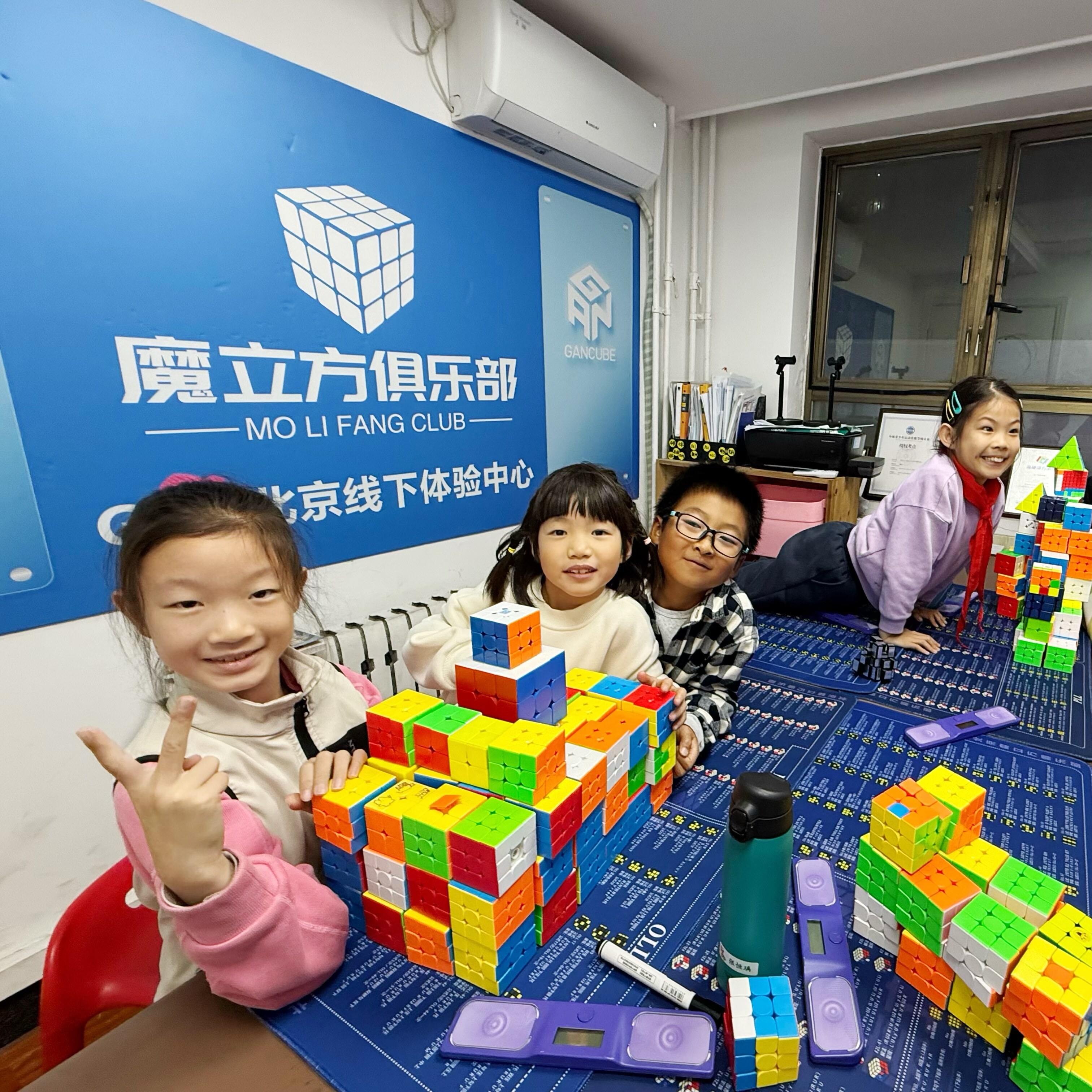 小班课课堂 - 学员学习魔方风采,少儿魔方课堂,专注力提升与思维锻炼成果展示