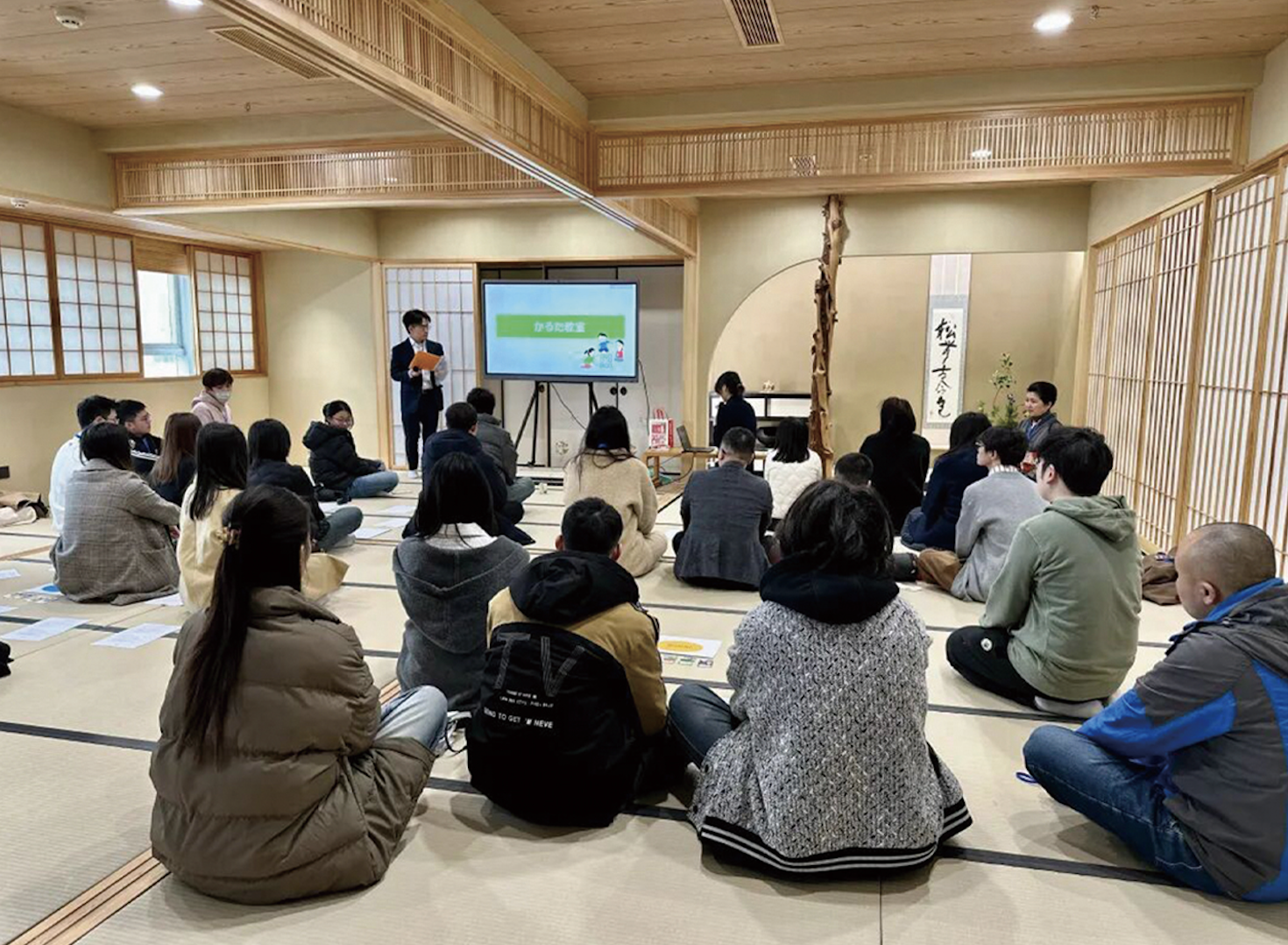 日领馆在帝京日语总校和室大礼堂举行歌留多活动