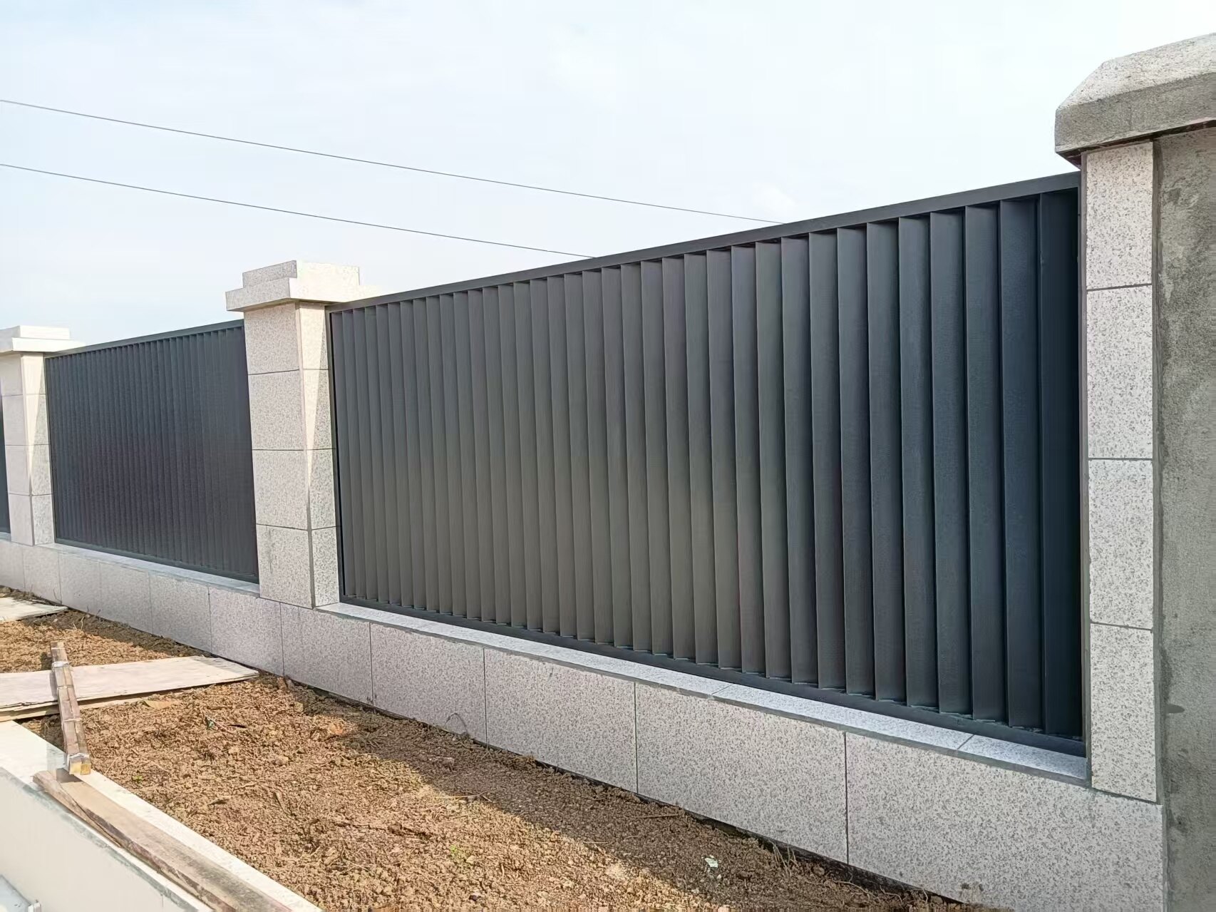 kompletne ogrodzenie aluminiowe na osiedlu mieszkaniowym w Polsce