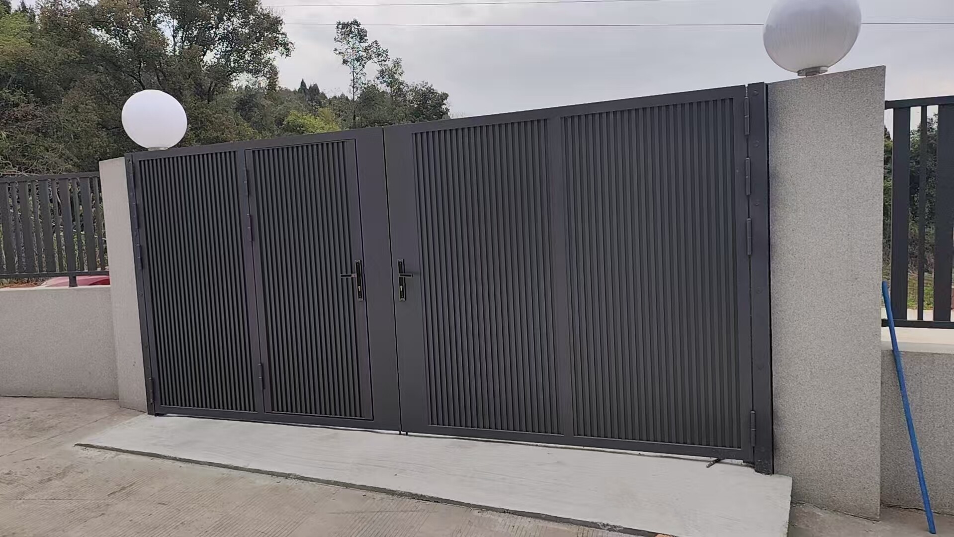 Brama aluminiowa 6063-T5 dla willi, brama wjazdowa z pionowymi listwami prywatnościowymi, antykorozyjna powłoka proszkowa dla domów jednorodzinnych