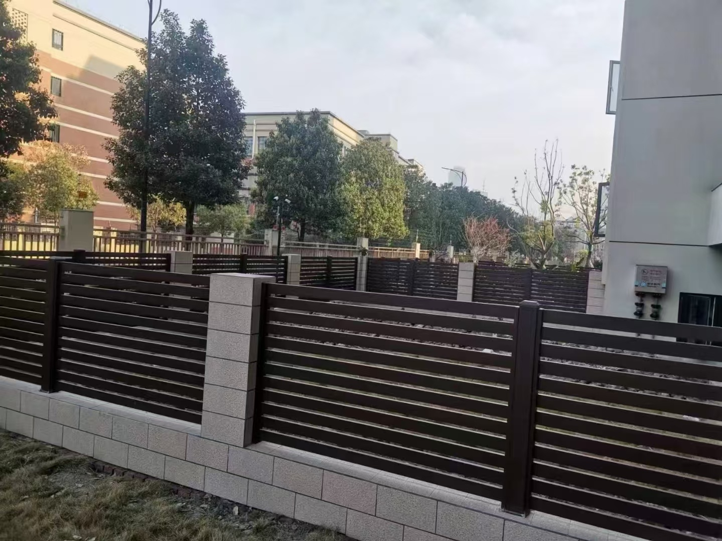 ogrodzenie aluminiowe poziome na osiedlu mieszkaniowym