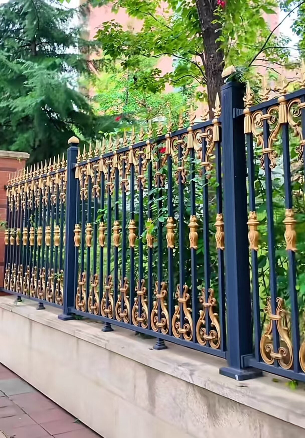 Custom aluminum gold-black luxury estate fence 6063-T5, premium decorative property, Russia high-end project