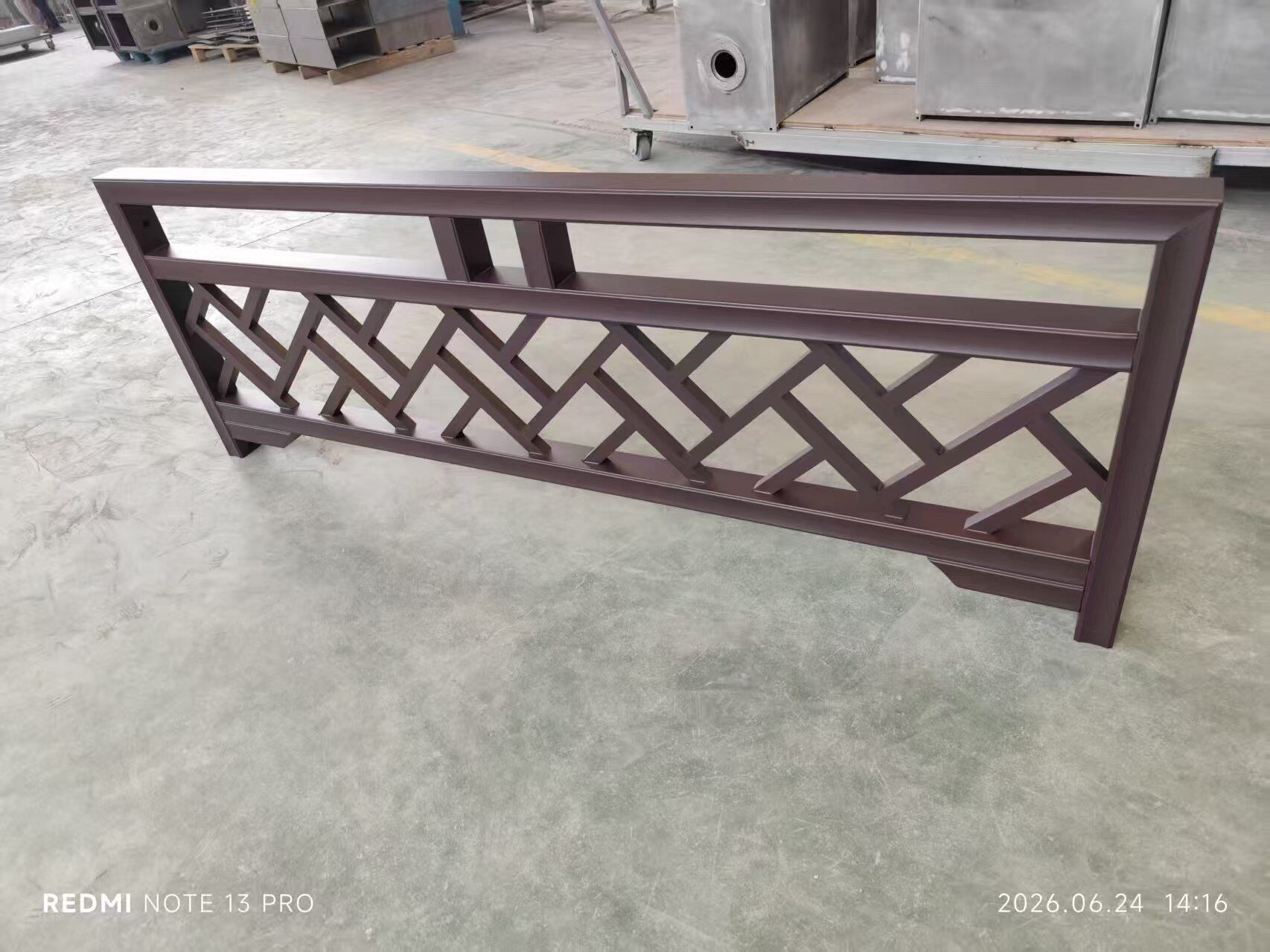 Aluminiowe geometryczne balustrady siatkowe 6063-T5 na balkon, nowoczesny ekran prywatności, projekt w Polsce