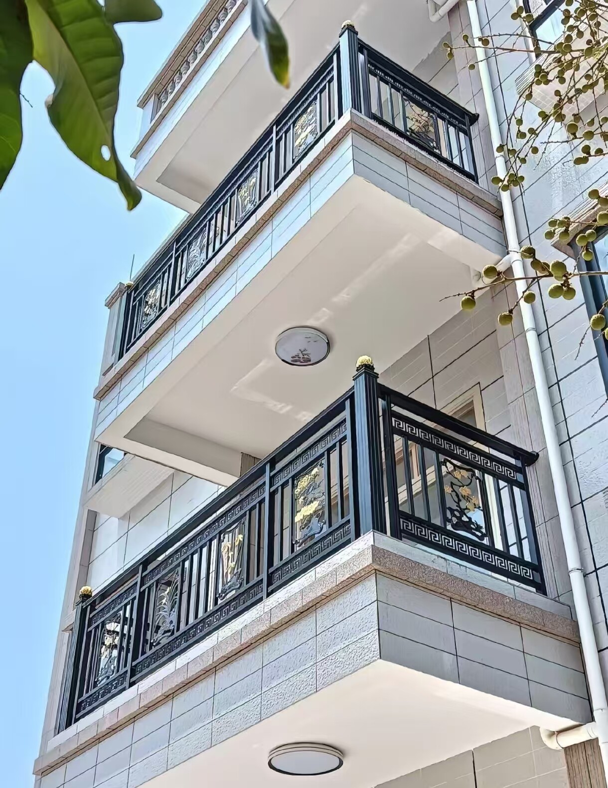 Aluminiowe wielopoziomowe balustrady balkonowe 6063-T5, budynek mieszkalny, projekt w Polsce