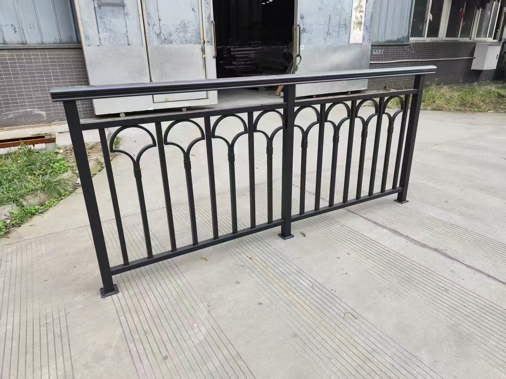 Aluminiowe klasyczne balustrady z wrzecionami 6063-T5, tradycyjny design ganku, projekt w Polsce