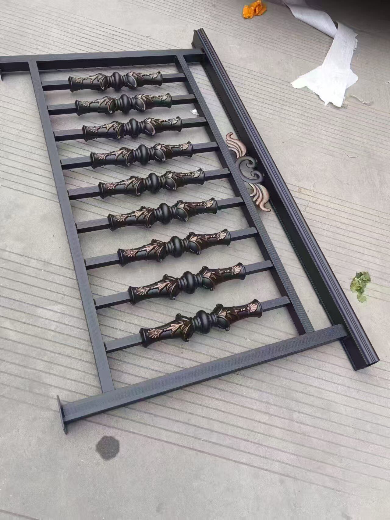 Aluminiowe balustrady z kwiatowym odlewem 6063-T5, ozdobny wzór botaniczny, projekt parku w Polsce