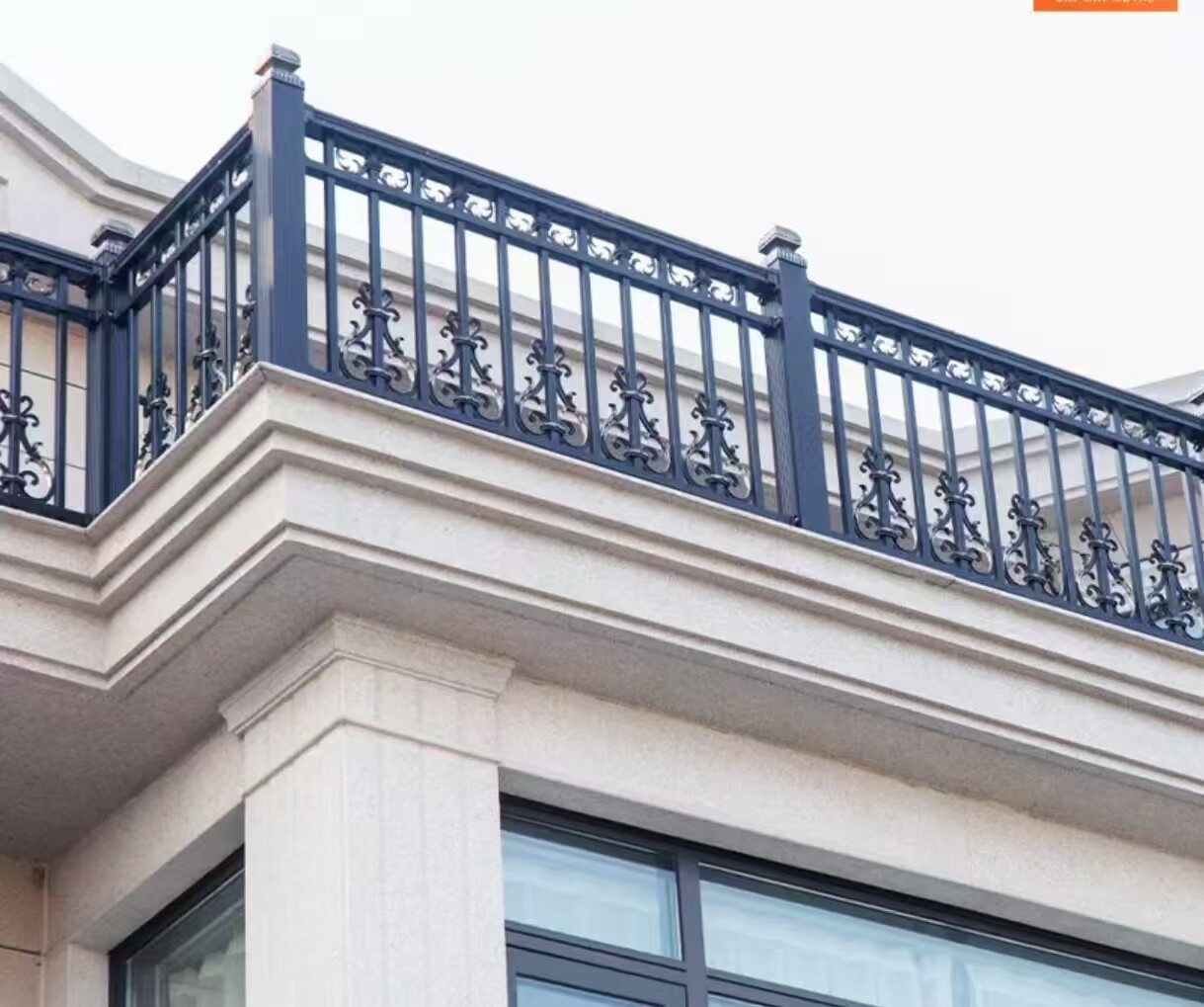 Aluminiowe ozdobne balustrady z wolutami 6063-T5 dla willi, dekoracyjny styl kutego żelaza, projekt w Polsce