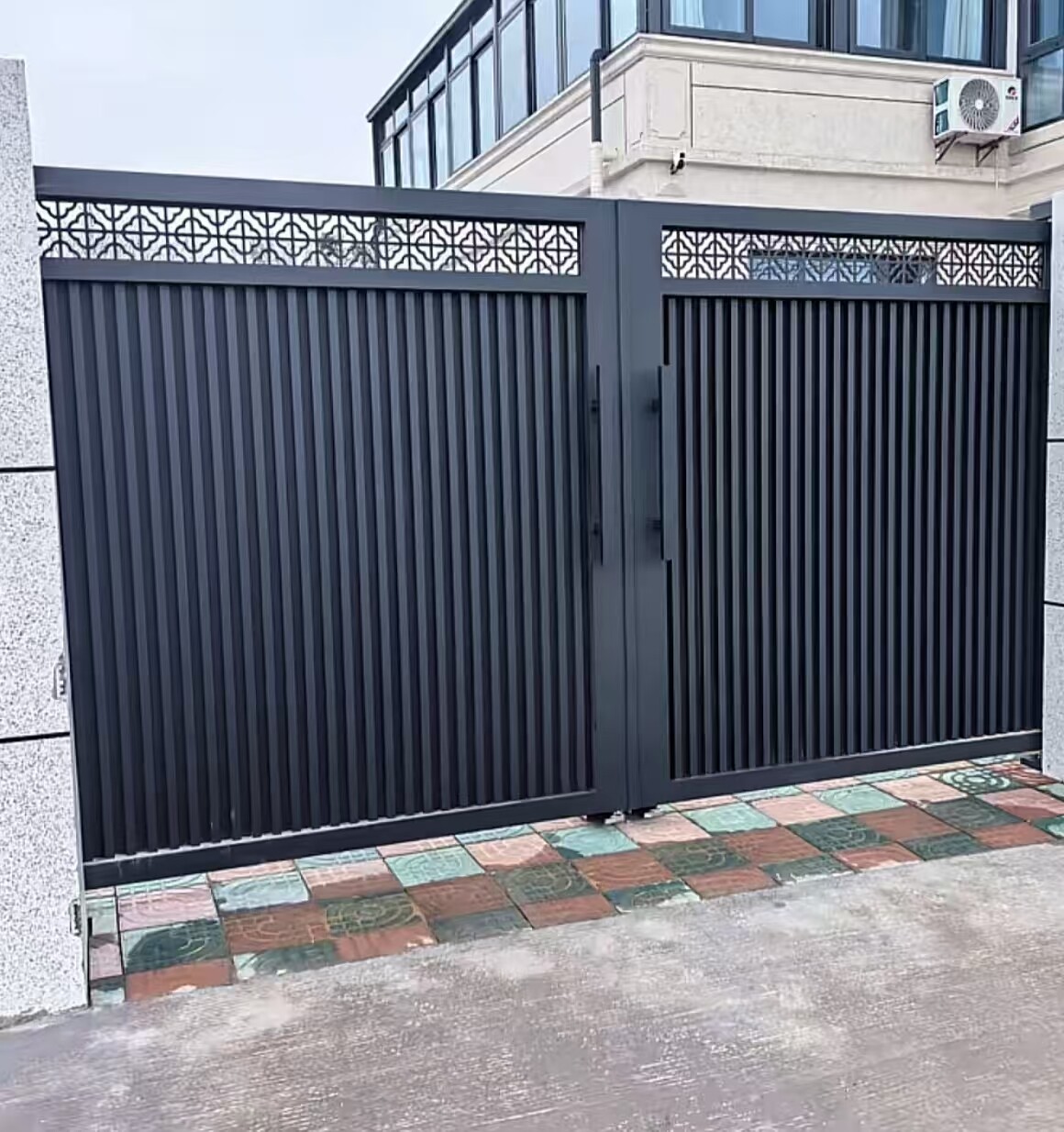 Brama aluminiowa 6063-T5 dla willi, ozdobna nowoczesna brama wjazdowa premium z antykorozyjną powłoką proszkową, dekoracyjne akcenty na zewnątrz