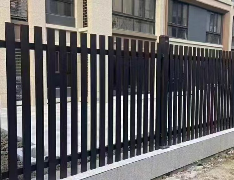 ogrodzenie aluminiowe vs stalowe dla polskich inwestorów
