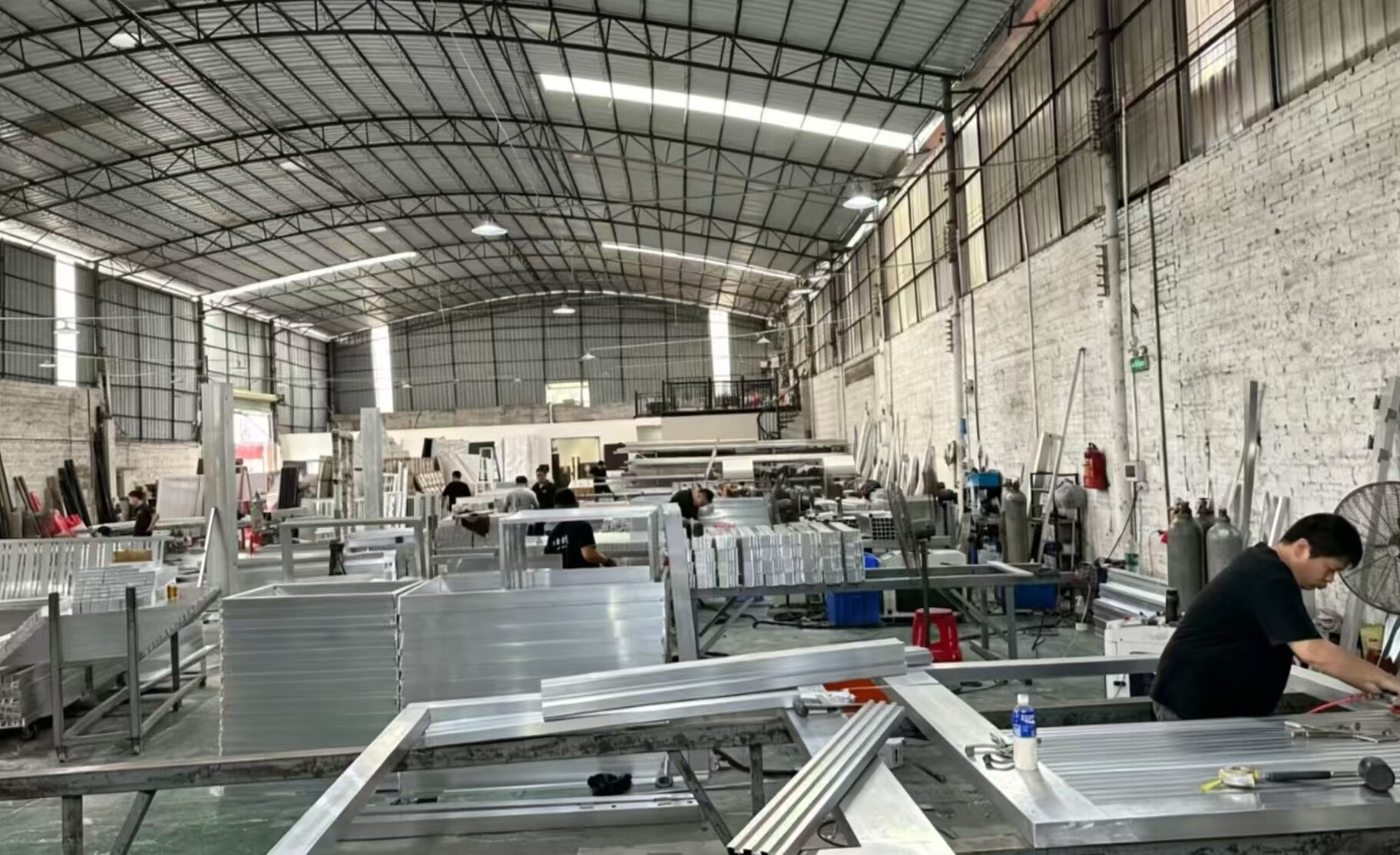 HFR-AL factory workshop panoramic view with workers processing aluminum materials