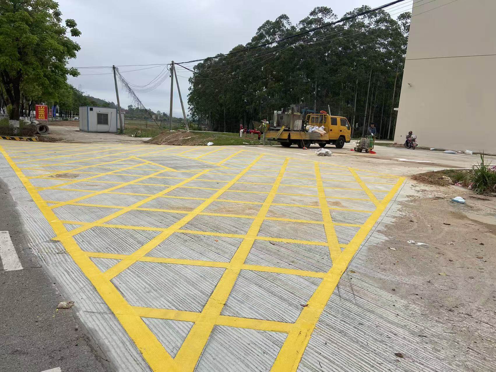道路划线为何总翻新?破解热熔标线早期磨损与反光失效难题