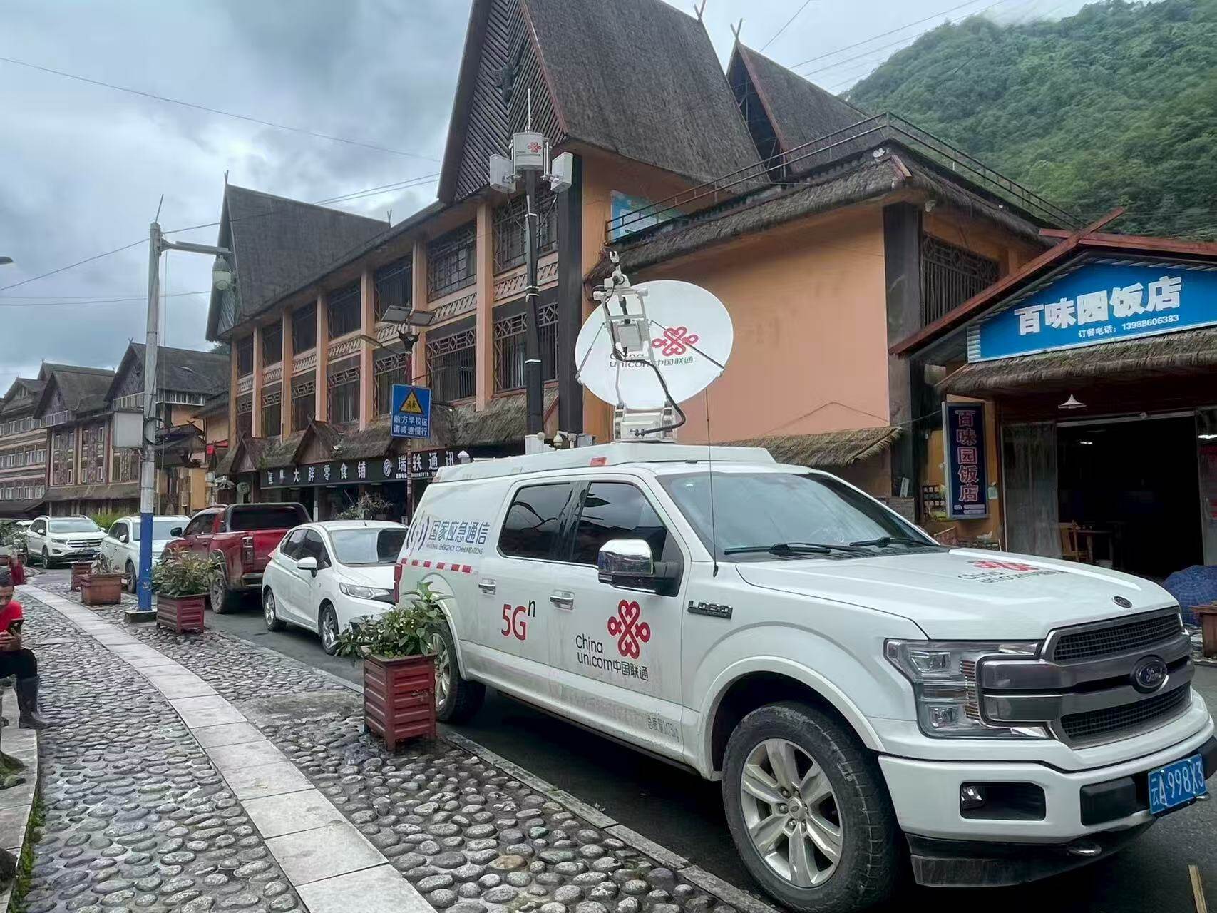 中国联通5G应急通信车,车顶卫星天线展开待命