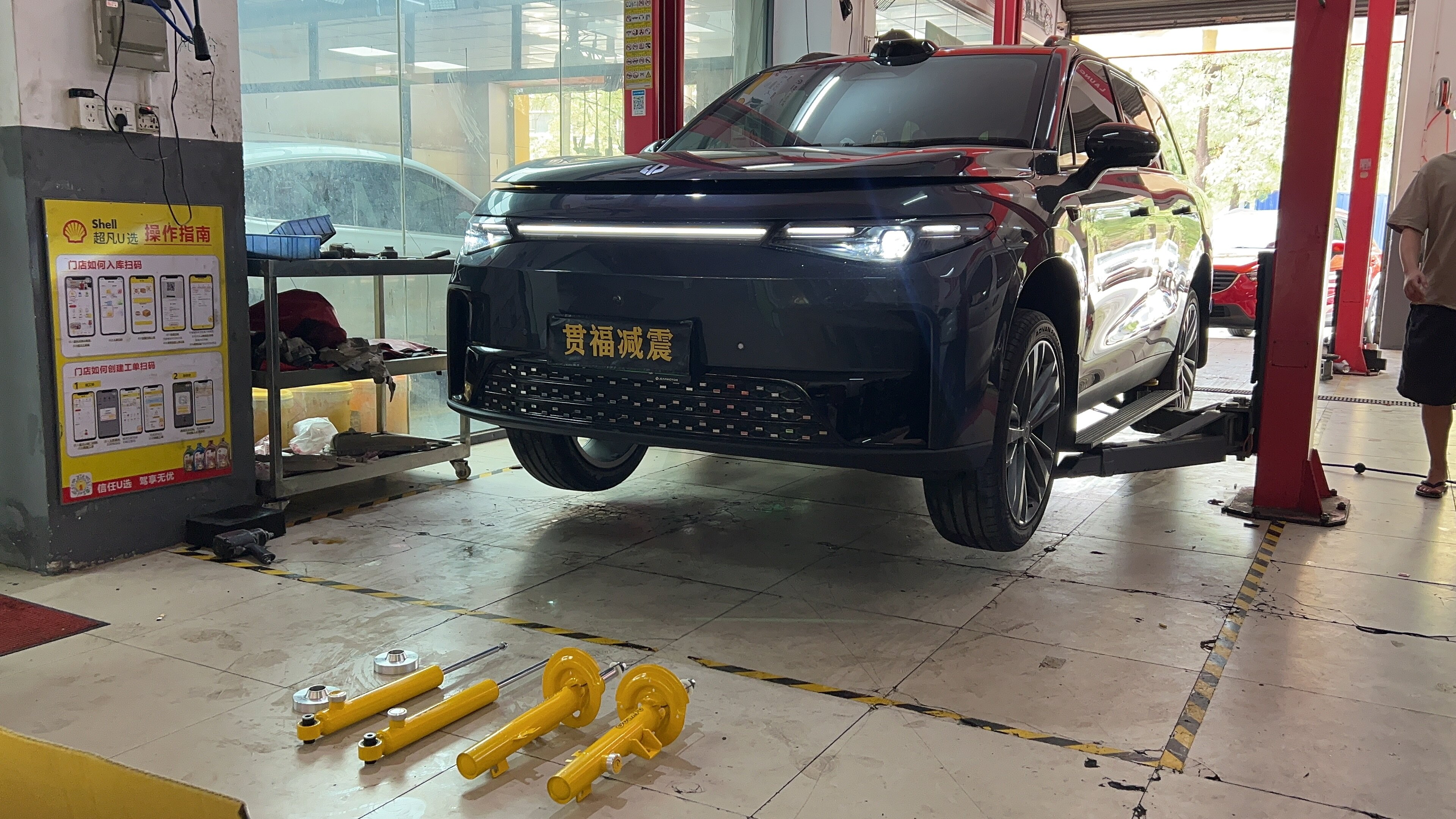 零跑 C16 底盘焕新实录｜换装贯福减震，告别 “开船感”，家用出行更从容