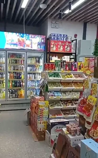 自营门店内进口日化与饮品货架陈列