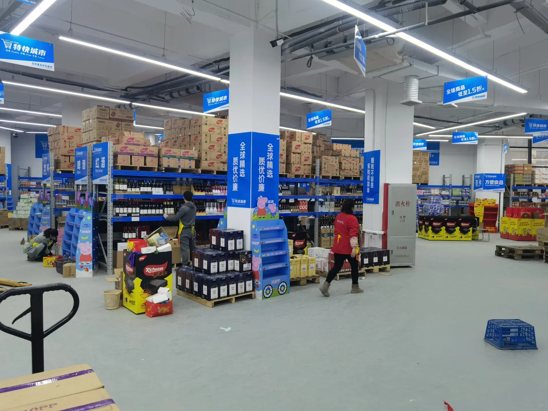 店内库存整理与补货作业实景