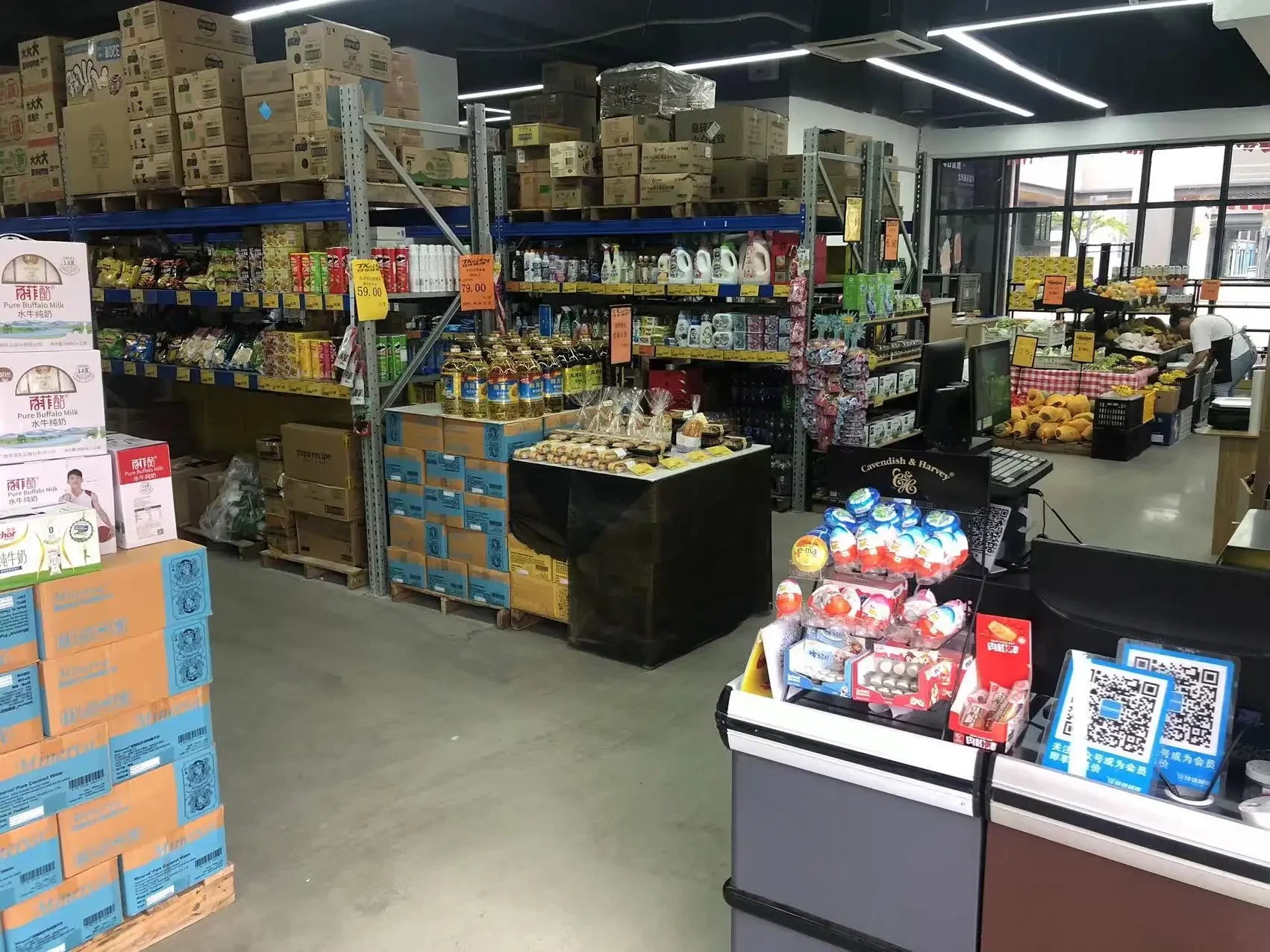 店内进口日化品类货架陈列