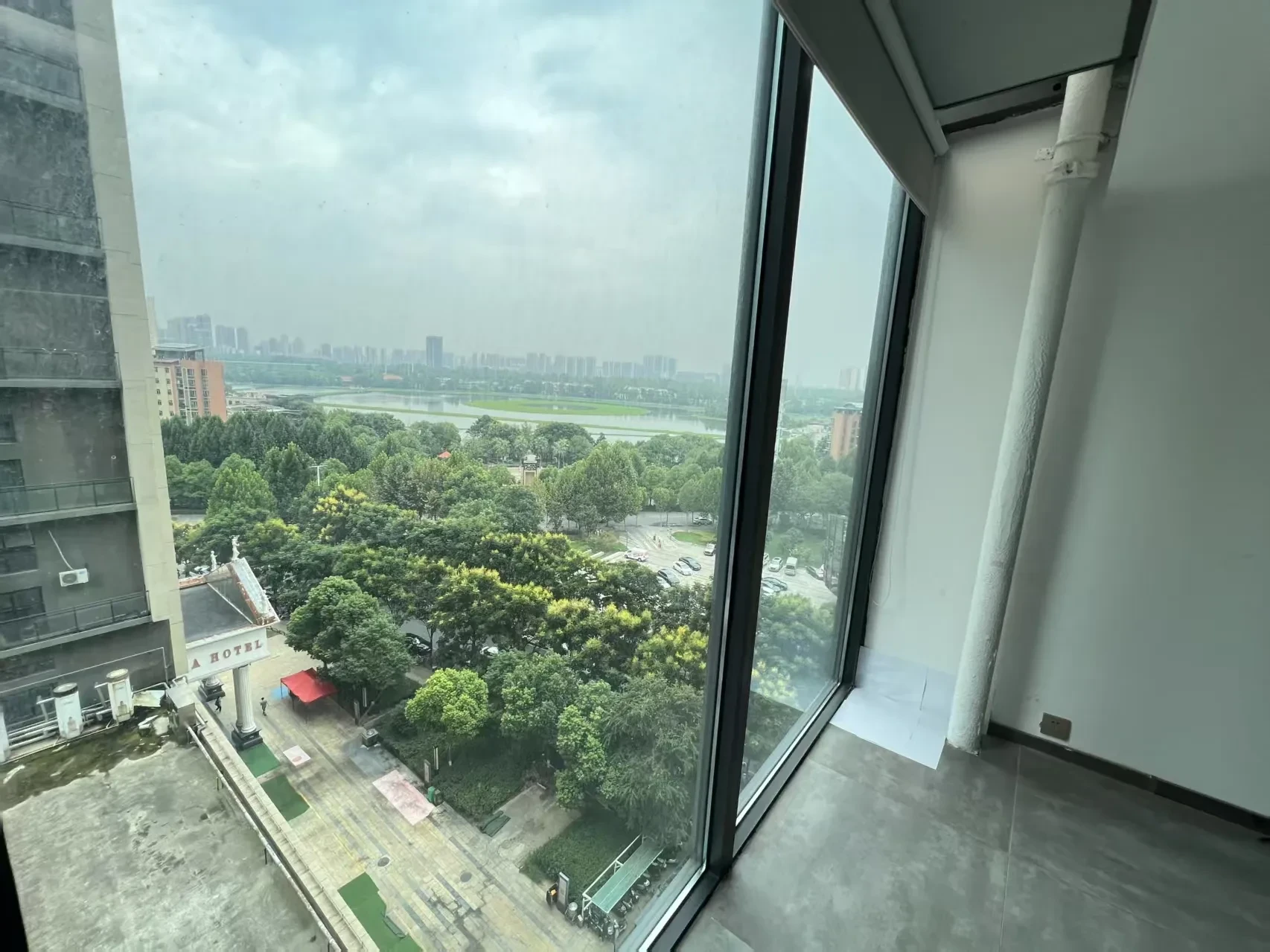 办公窗外湖景与园区绿化