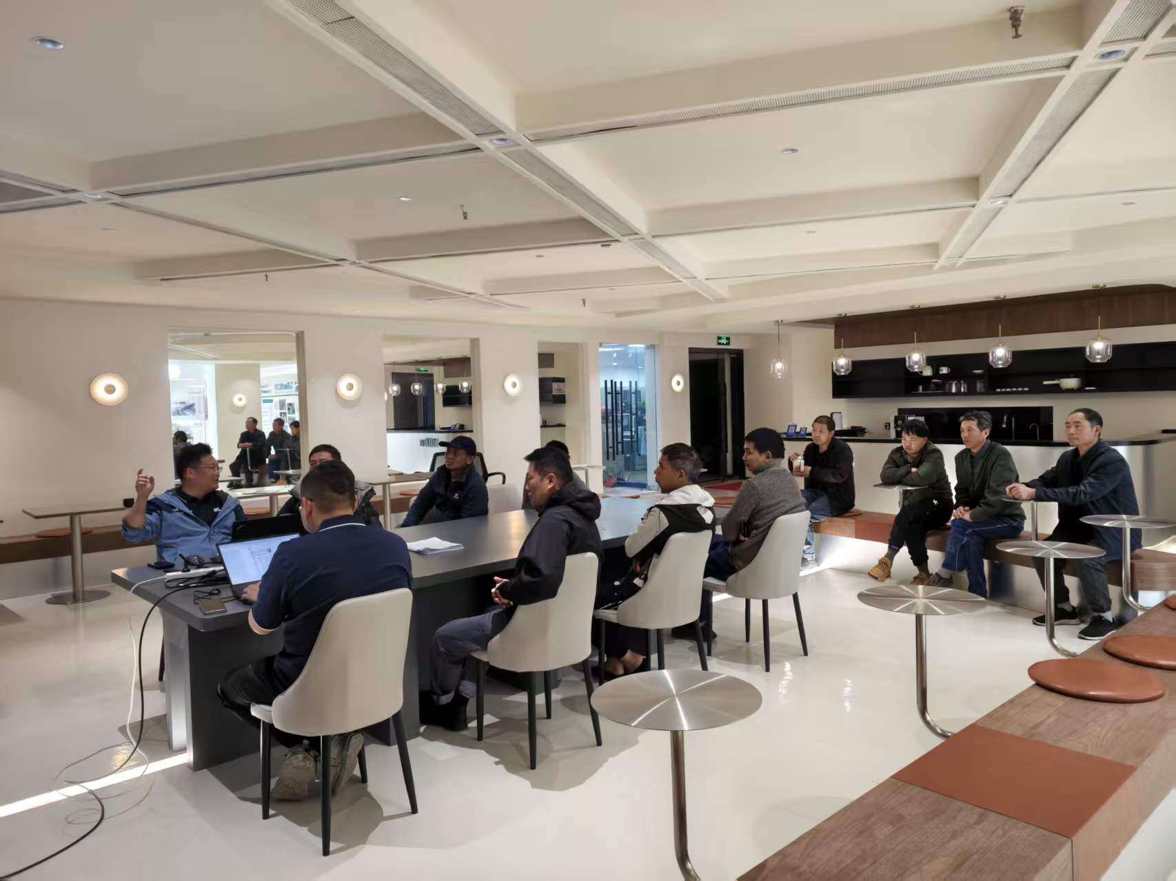 上海芮生建设工程有限公司专业防水施工团队 - 屋顶防水施工现场