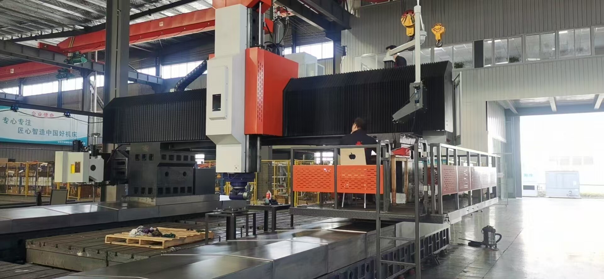 Gantry machining center with heavy column and crossbeam structure in the assembly workshop