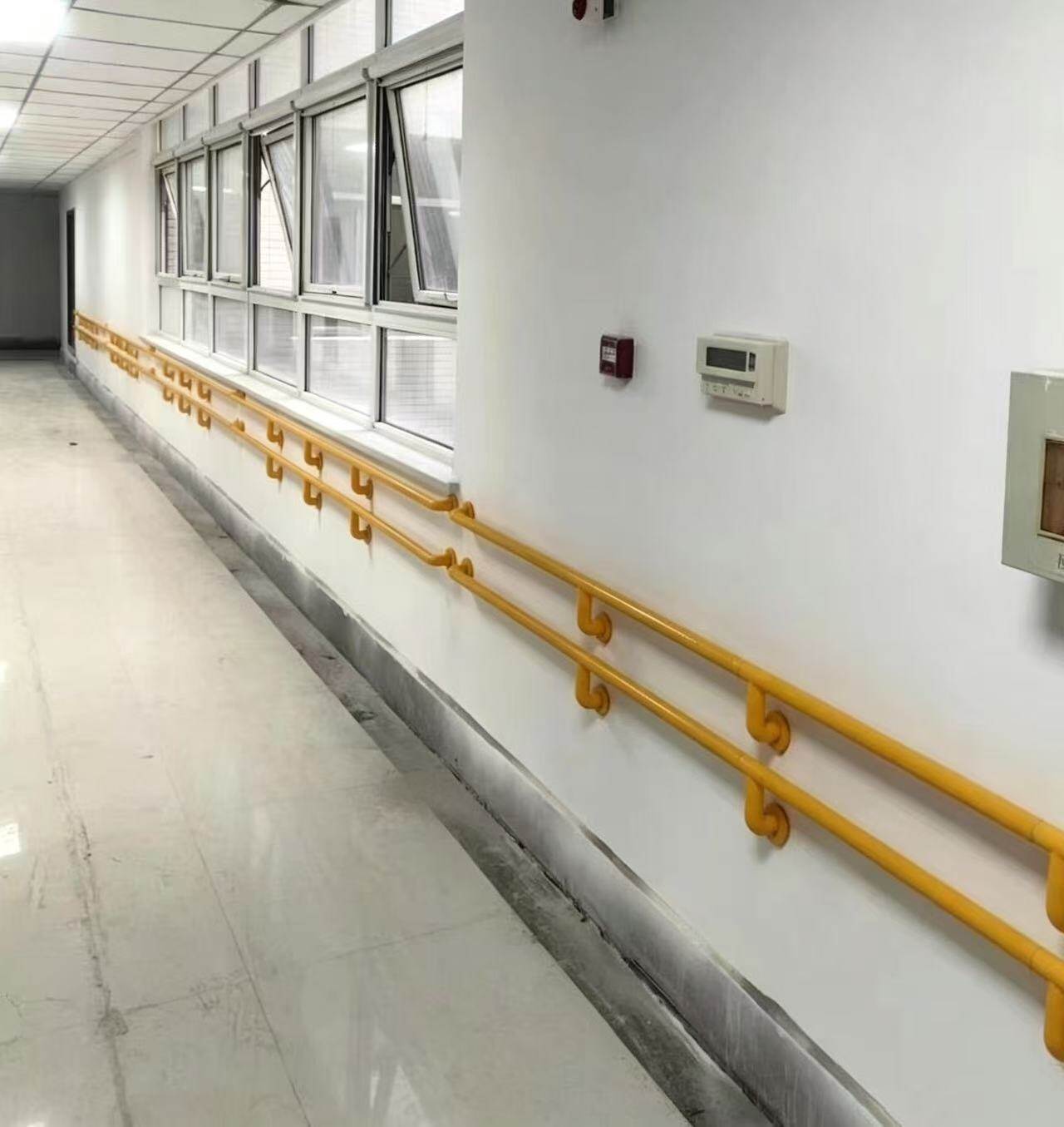 医院走廊黄色无障碍扶手安装实景